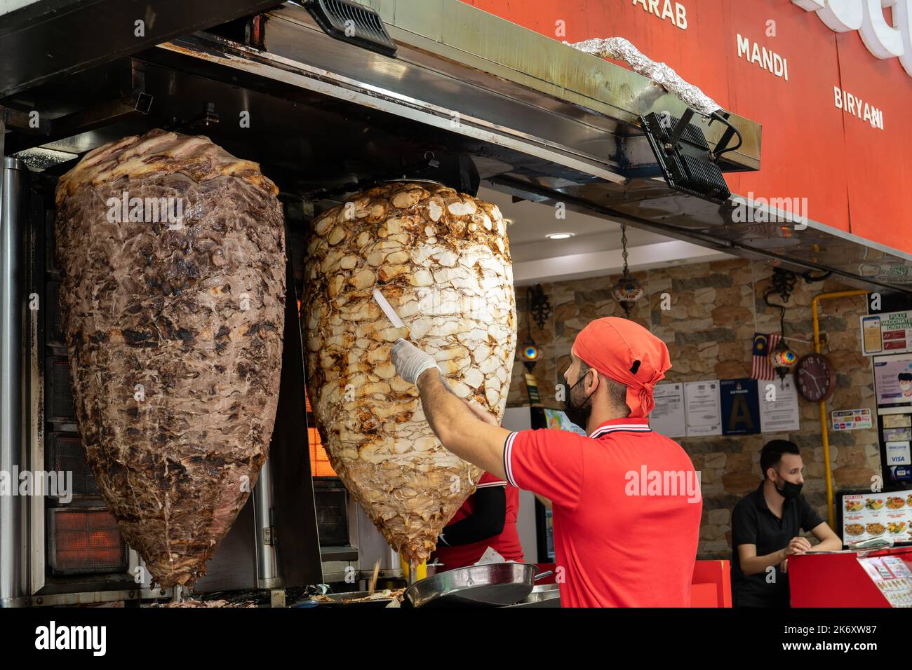 Kuala Lumpur, Malaisie - 9 octobre, 2022 : vue d'un chef préparant et préparant la viande traditionnelle turque de Doner Kebab. Il est aussi surnommé Shawarma. Banque D'Images