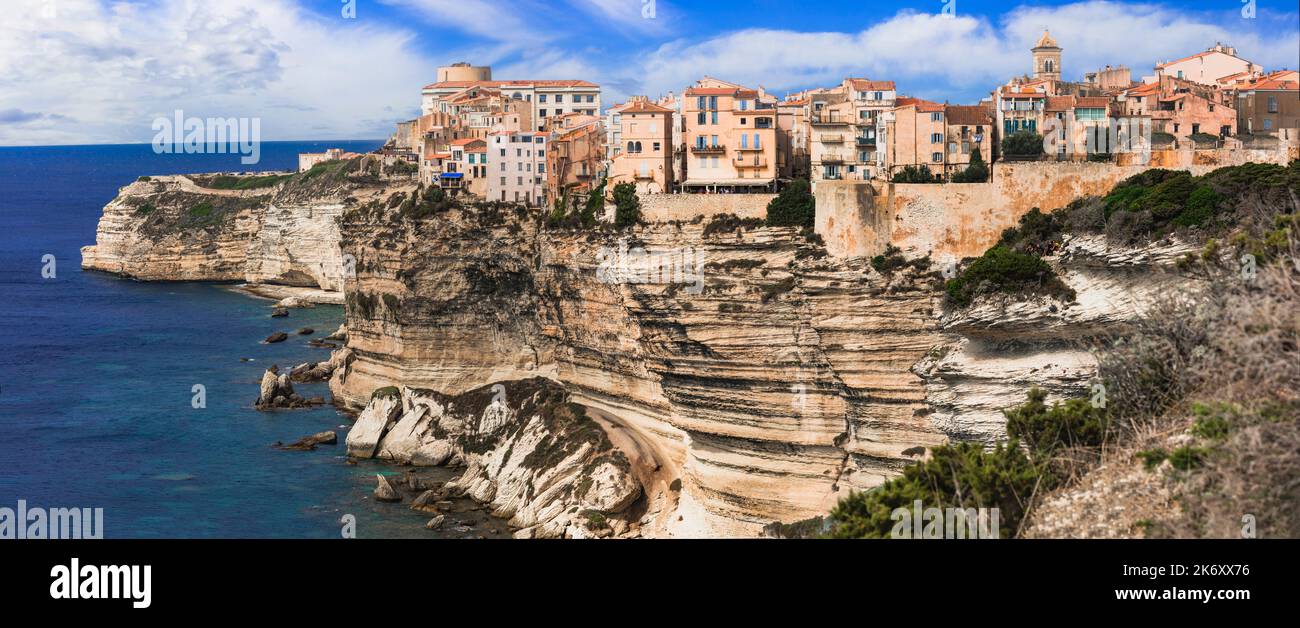 Bonifacio - splendide ville côtière au sud de l'île de Corse, vue aérienne par drone des maisons suspendues sur des rochers. France Banque D'Images
