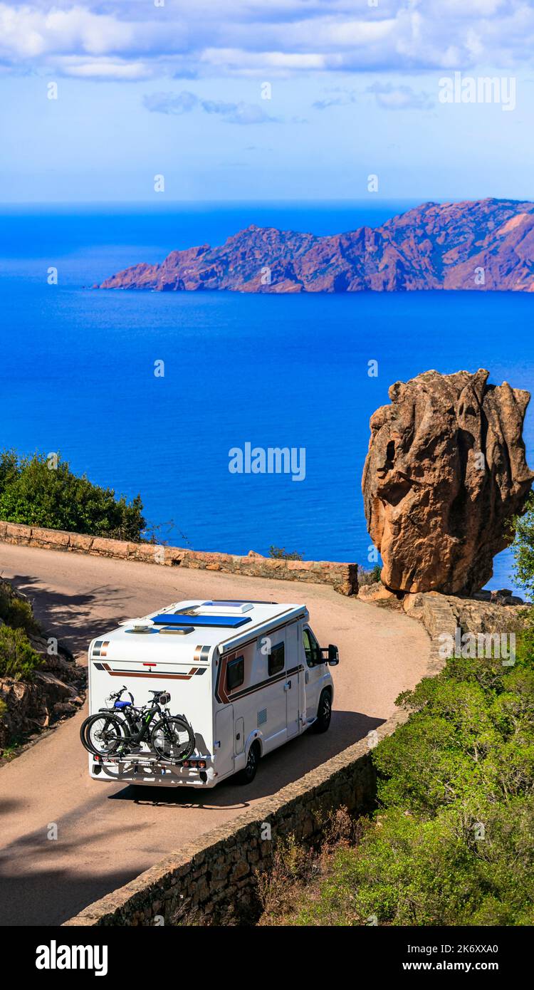 Senteur Corse, route en camping-car. Célèbre parc national Calanques della Piana, avec de superbes rochers rouges Banque D'Images