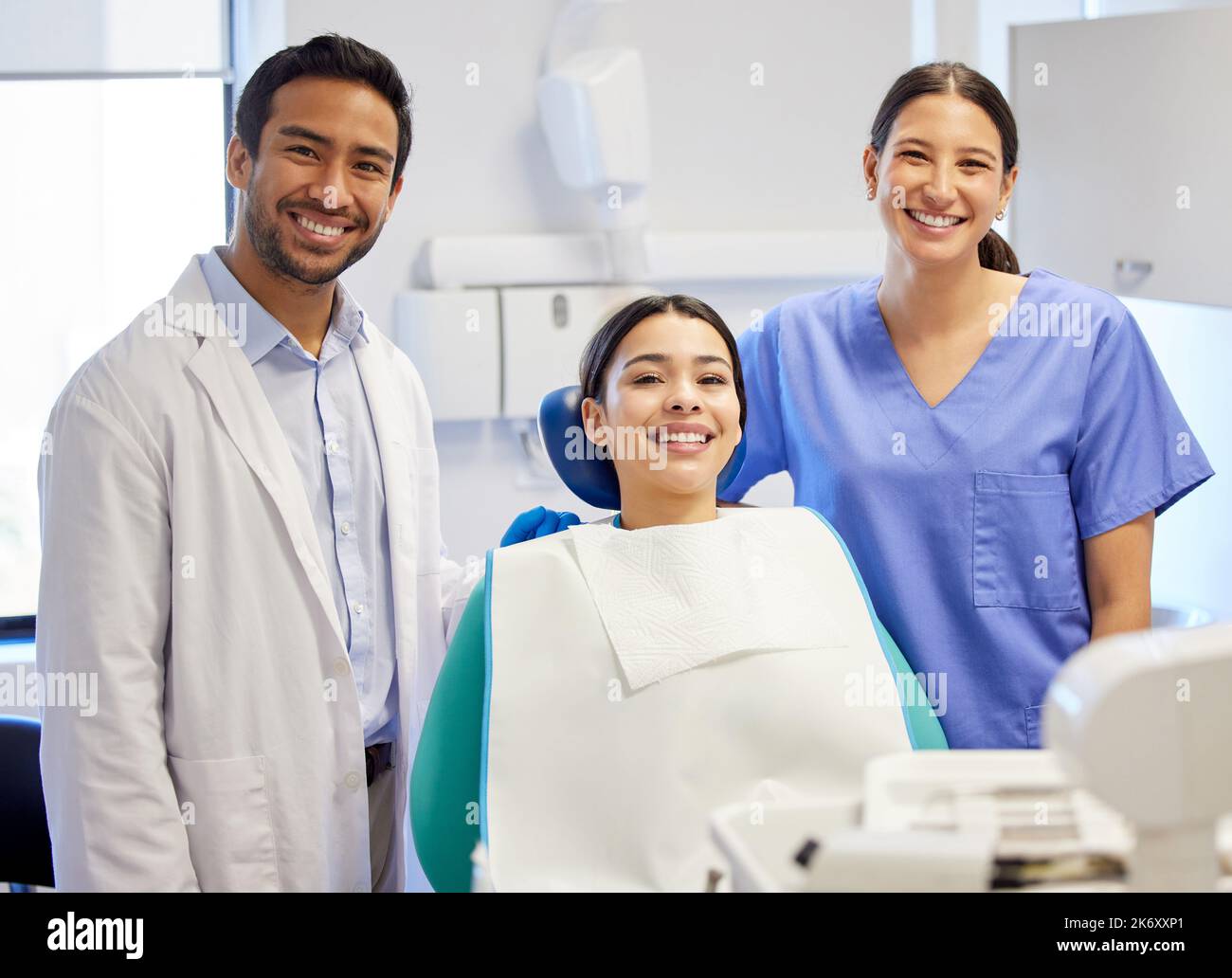 Faites le maximum pour vous sourire. Portrait d'une jeune femme ayant une consultation avec sa patiente dans un cabinet de dentistes. Banque D'Images