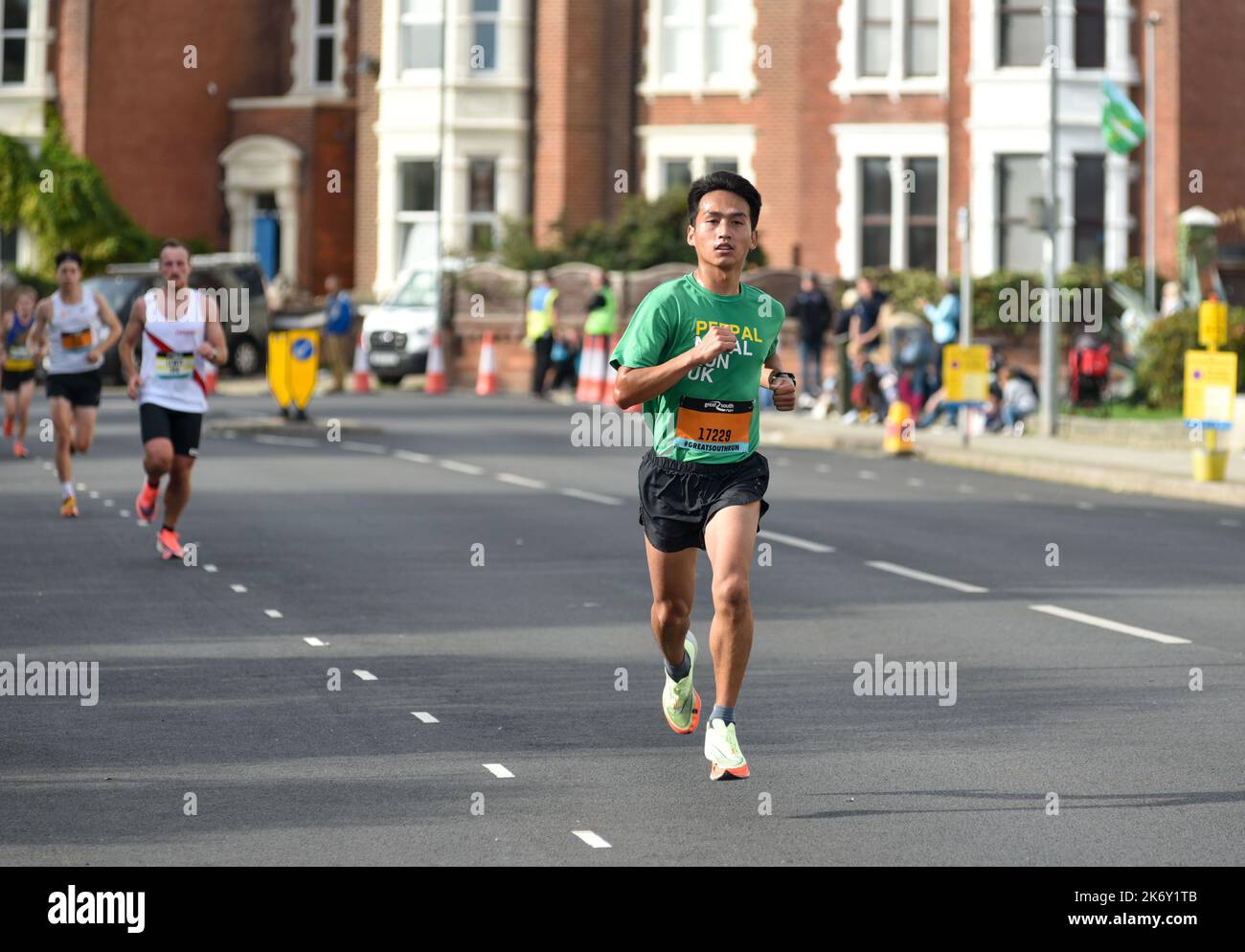 Les coureurs qui participent à la Great South Run se sont déroulés dans les rues autour de Portsmouth, en Angleterre. 16th octobre 2022 Banque D'Images