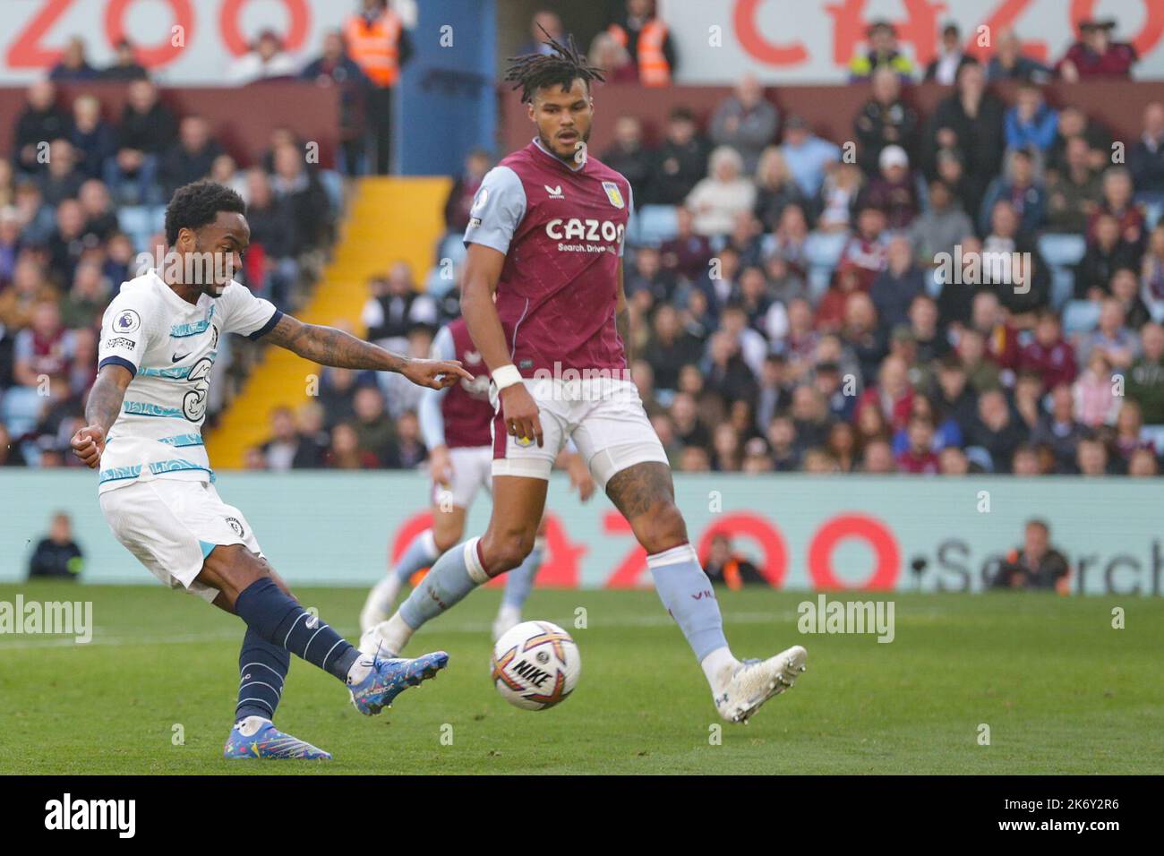 Birmingham, Royaume-Uni. 16th octobre 2022. Birmingham, Royaume-Uni. 16th octobre 2022. Raheem Sterling #17 de Chelsea tire pendant le match de Premier League Aston Villa vs Chelsea à Villa Park, Birmingham, Royaume-Uni, 16th octobre 2022 (photo de Phil Bryan/News Images) Credit: News Images LTD/Alay Live News Banque D'Images