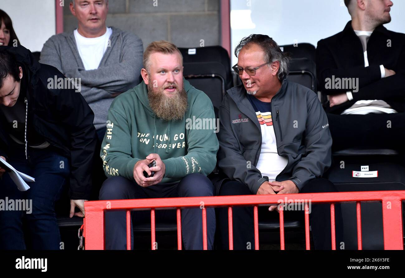 Propriétaire de Crawley Town et fondateur du groupe de propriété WAGMI United, Preston Johnson (à gauche) pendant le match EFL League Two entre Crawley Town et Newport County au Broadfield Stadium , Crawley , Royaume-Uni - 15th octobre 2022 usage éditorial uniquement. Pas de merchandising. Pour les images de football, les restrictions FA et Premier League s'appliquent inc. Aucune utilisation Internet/mobile sans licence FAPL - pour plus de détails, contactez football Dataco Banque D'Images