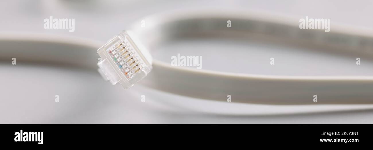 L'opérateur et le câble LAN Ethernet sur fond gris, wi-fi Banque D'Images