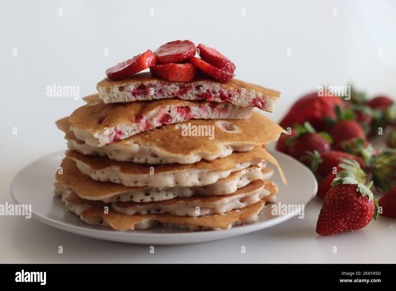 Crêpes aux fraises. Crêpes au babeurre douces et moelleuses avec des fraises fraîches faites de fraises coupées fraîches ajoutées à la pâte faite de farine, b Banque D'Images