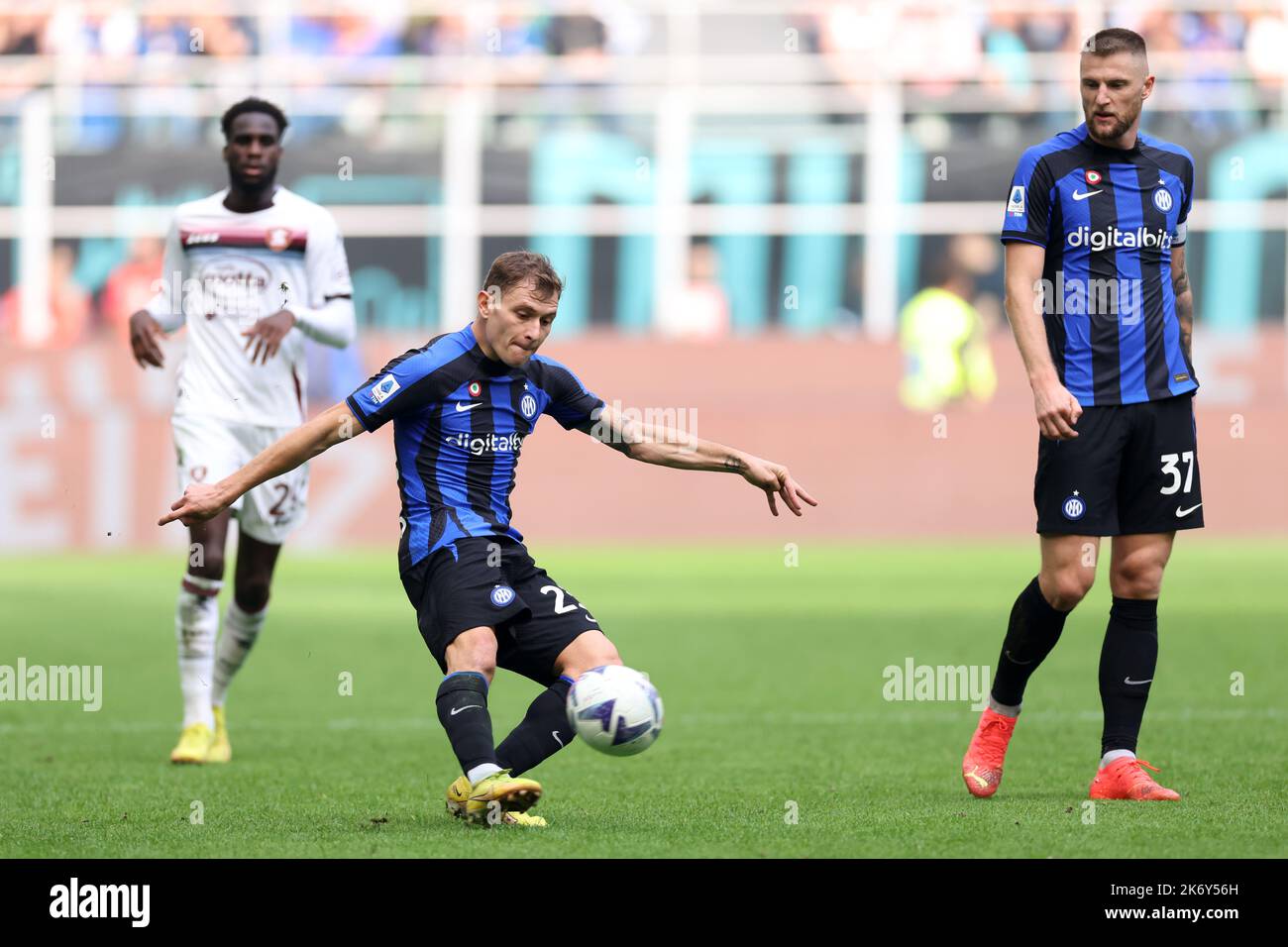 Milan, Italie. 16th octobre 2022. Milan Skriniar du FC Internazionale regarde comme coéquipier Nicolo Barella joue le ballon vers l'avant pendant le match série A à Giuseppe Meazza, Milan. Crédit photo à lire: Jonathan Moscrop/Sportimage crédit: Sportimage/Alay Live News Banque D'Images