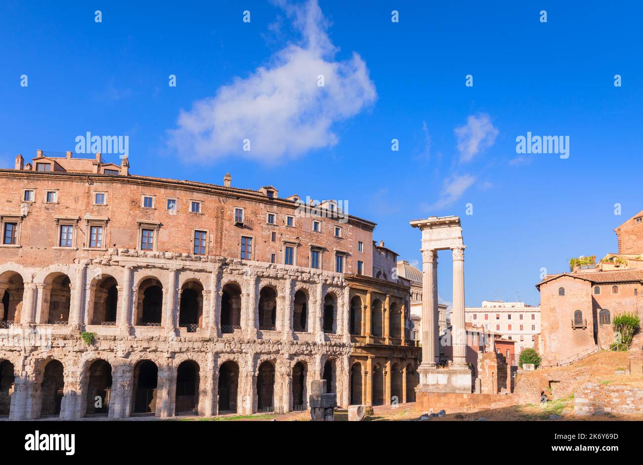 Le Théâtre de Marcellus (Teatro Marcello) en Italie, le plus grand théâtre en plein air de la Rome antique. Sur la droite, les ruines du Temple d'Apollon Sosianus. Banque D'Images