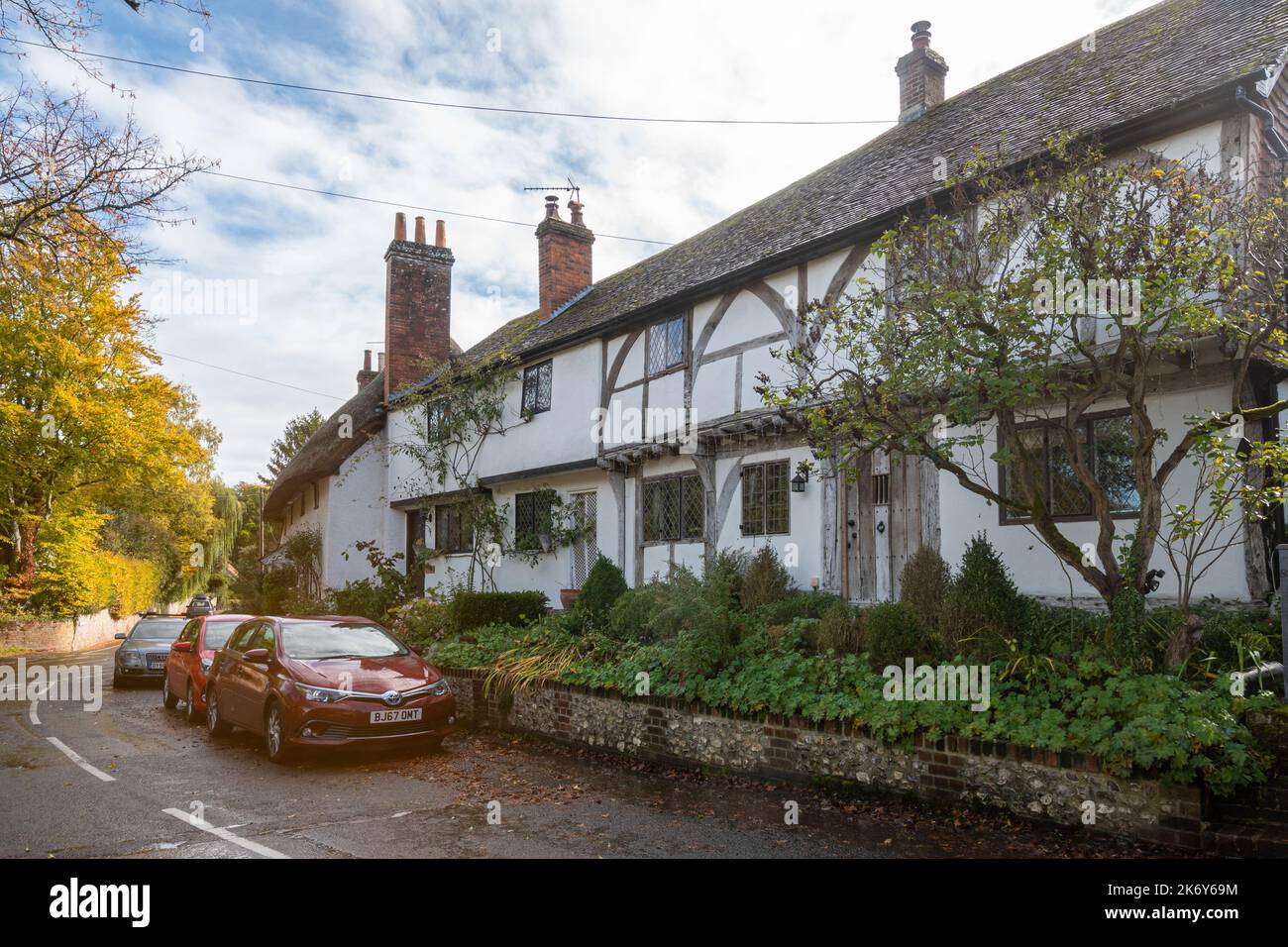 Chalets de chaume dans le village de Micheldever, Hampshire, Angleterre, Royaume-Uni, pendant l'automne ou octobre Banque D'Images
