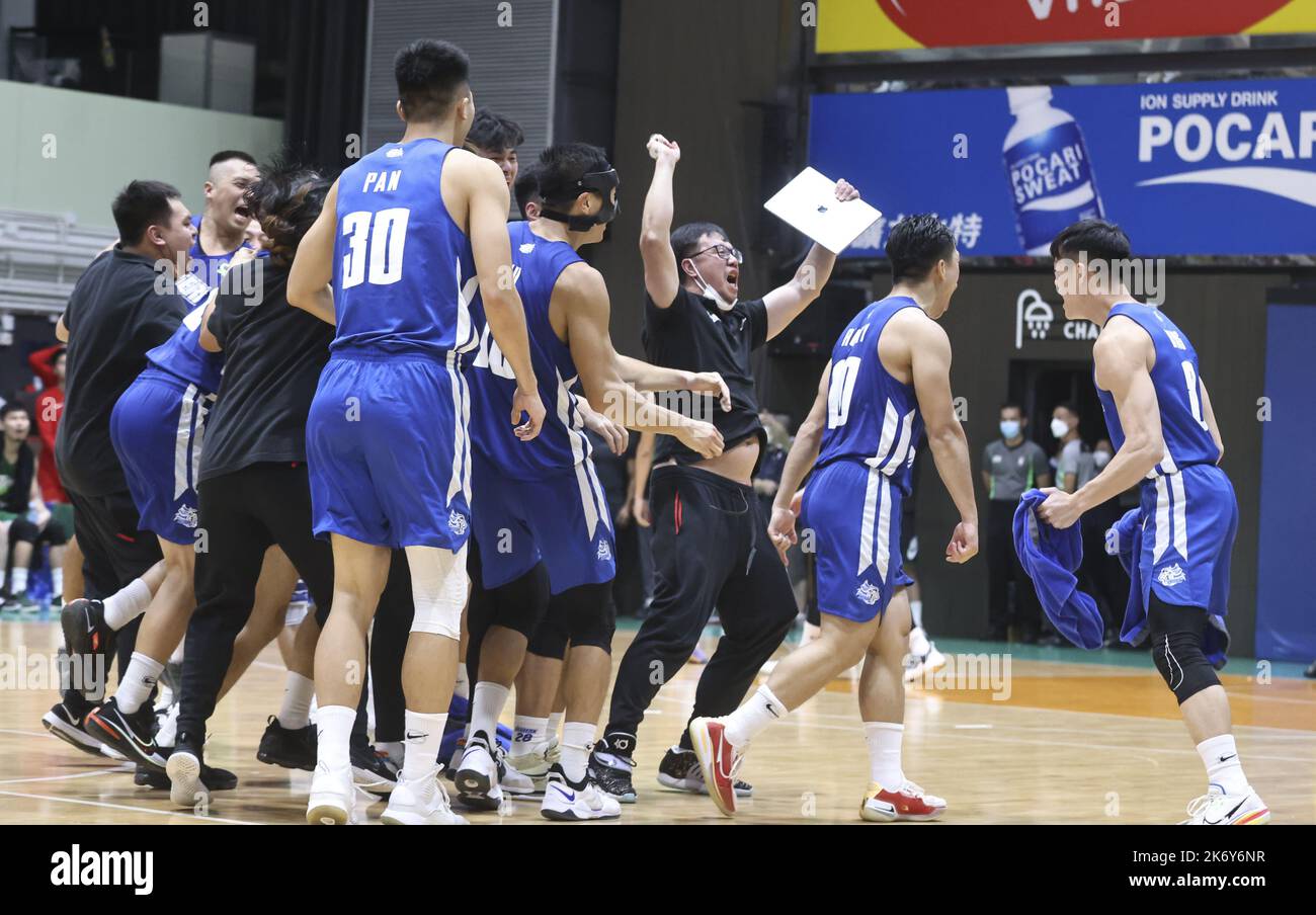 Les Lions de long est célèbrent dans le match contre Tycoon lors du match de basket-ball de la division A1 au stade Southorn, à Hong Kong. 02OCT22 SCMP / K. Y. CHENG Banque D'Images