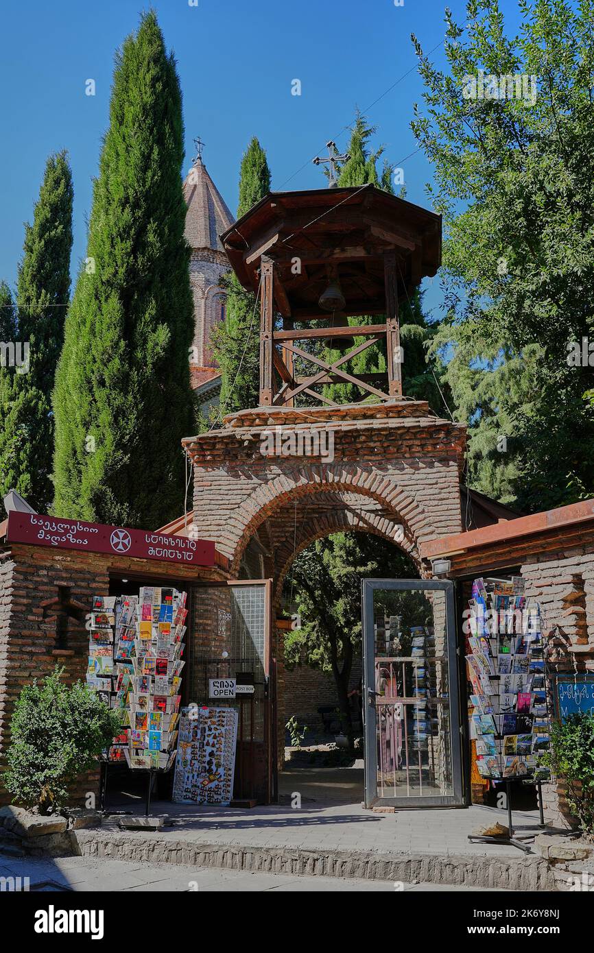 Eingang und Glockenturm mit Kiosk vor der Jvaris Mama Kirche, Altstadt, Tiflis, Georgen Banque D'Images