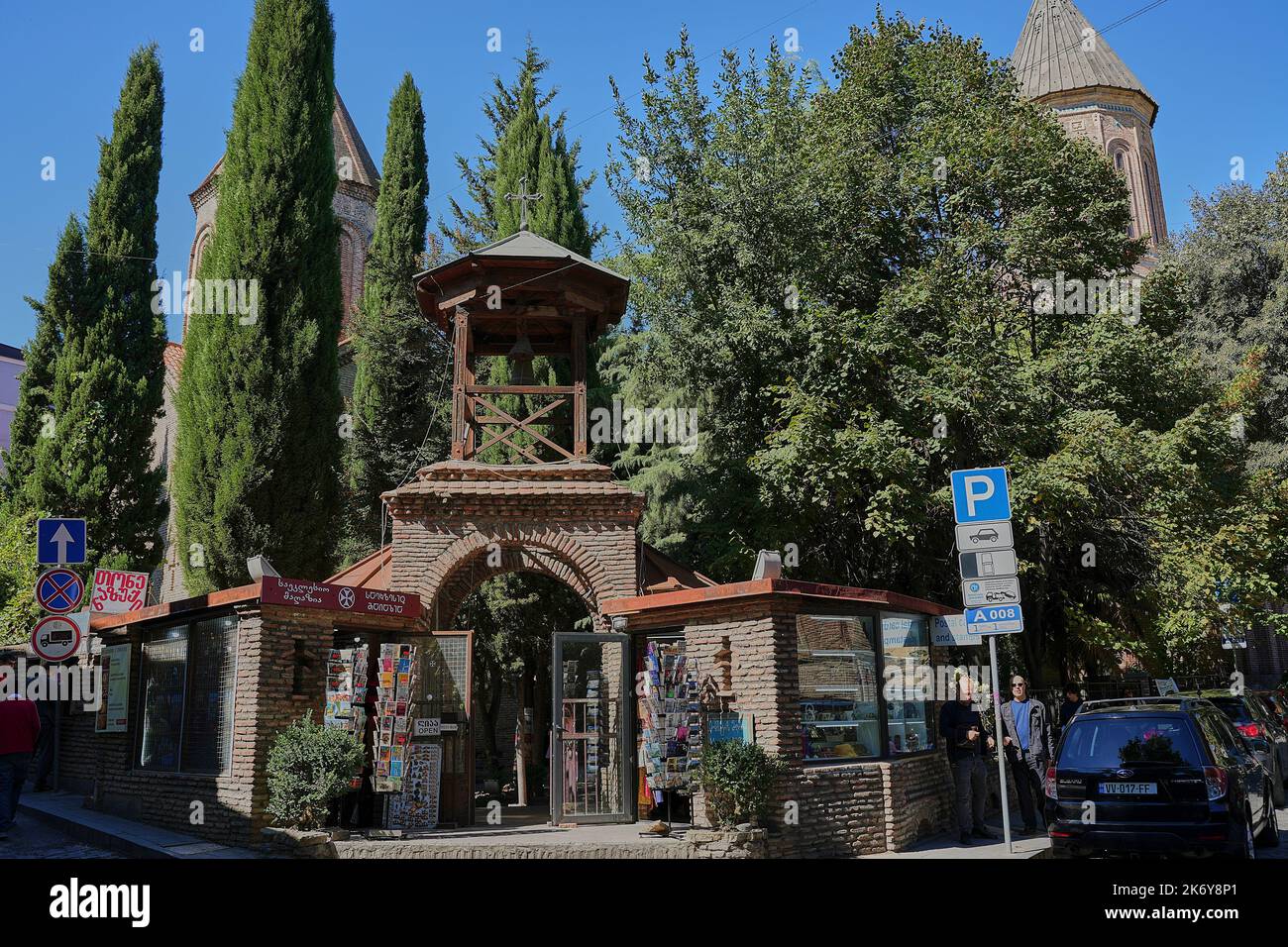 Eingang und Glockenturm mit Kiosk vor der Jvaris Mama Kirche, Altstadt, Tiflis, Georgen Banque D'Images