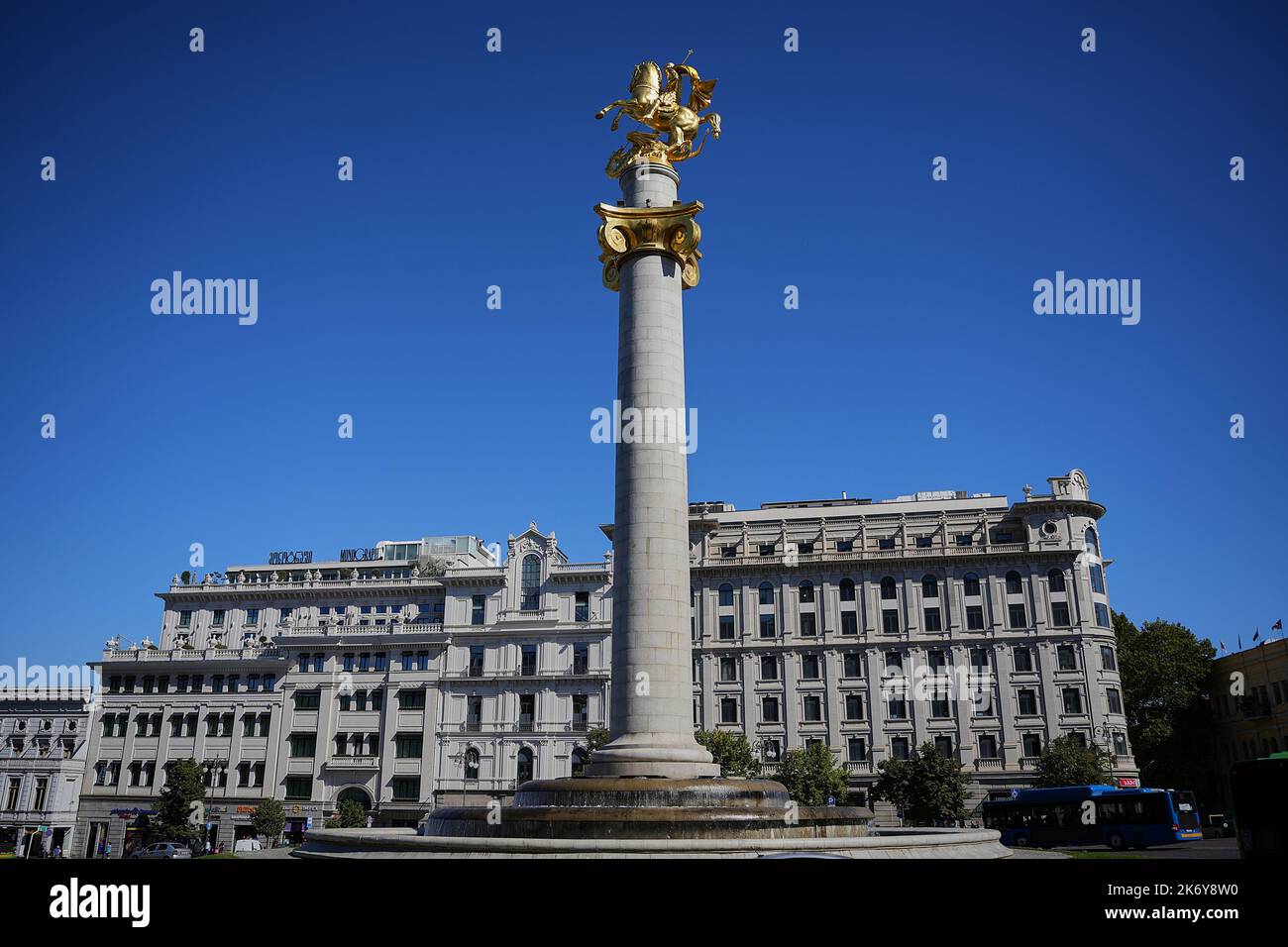 Tawisuplebis Moedani, Freiheitsplatz, Säule mit der Statue von dem heiligen Georg der mit dem Drachen kämpft, Tiflis, Georgien Banque D'Images