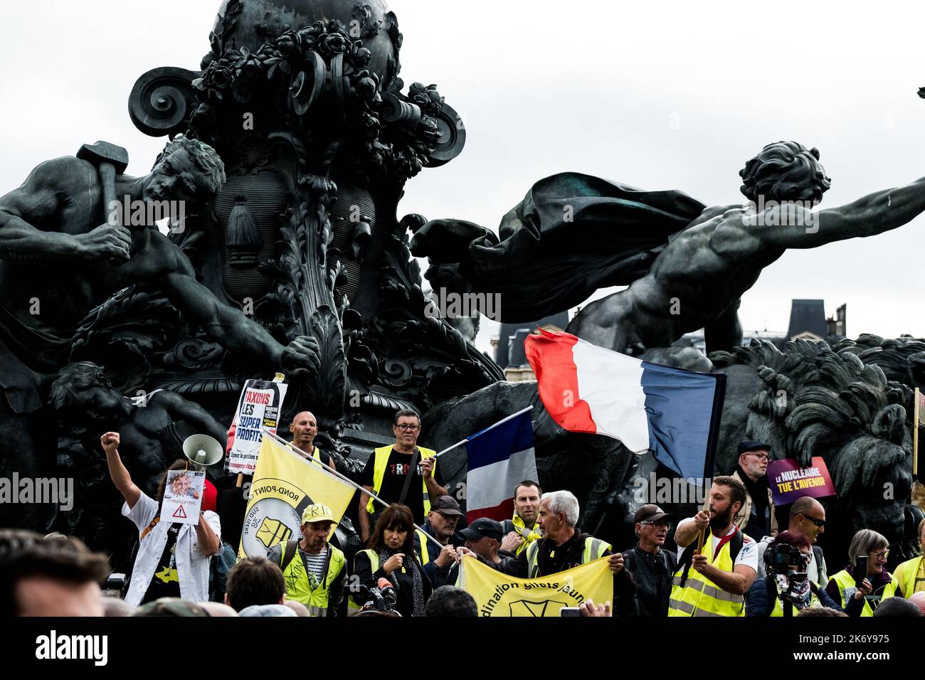 Rassemblement contre la flambée des coûts de la vie et l'inaction climatique, appelé par la coalition de gauche française NUPES (Nouvelle Union sociale et écologique populaire) à Paris, France sur 16 octobre 2022. 140 000 manifestants selon les organisateurs, 30 000 selon la police. Photo de Pierrick Villette/ABACAPRESS.COM Banque D'Images