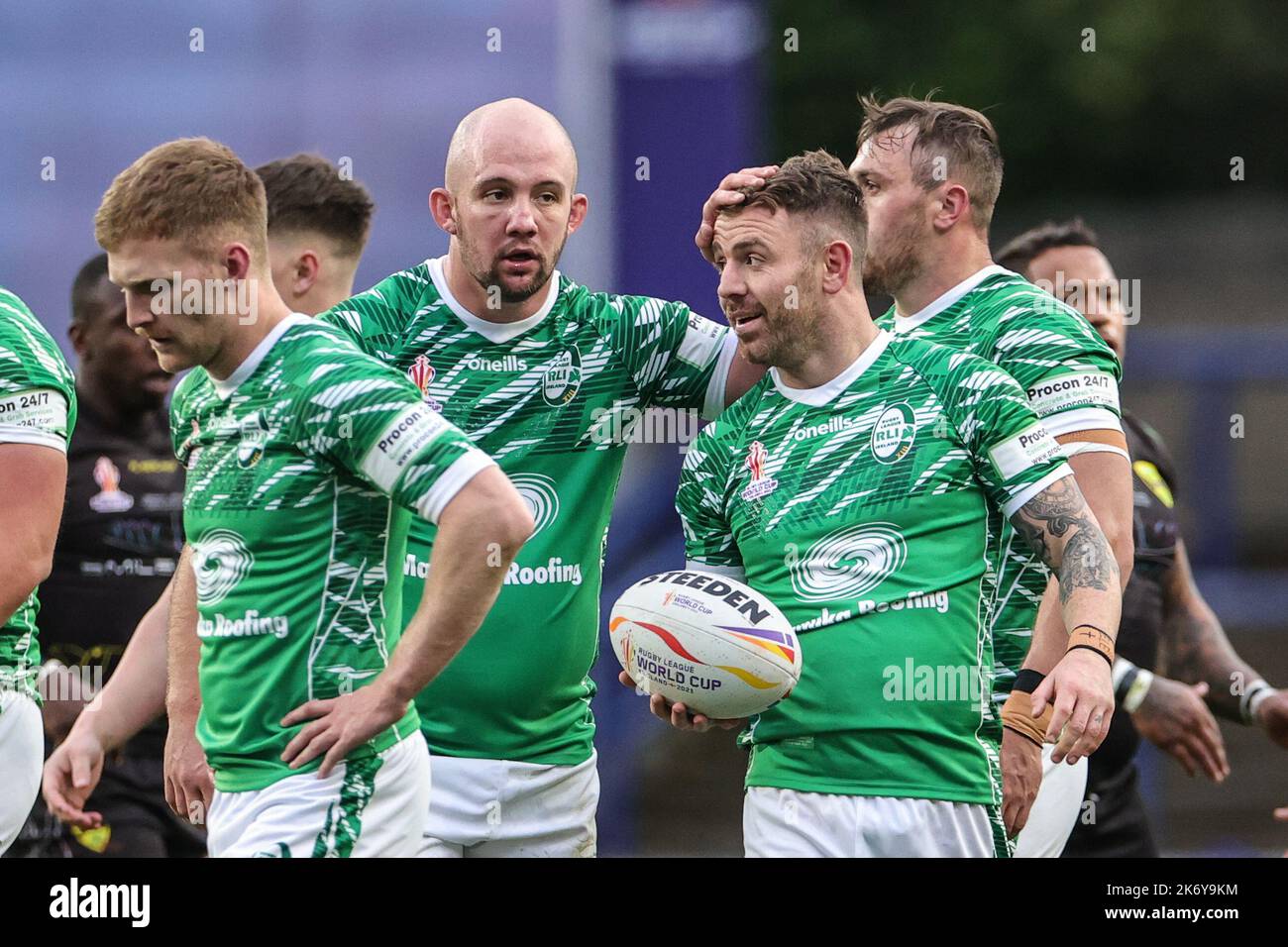 Leeds, Royaume-Uni. 16th octobre 2022. George King of Ireland donne à Richie Myler of Ireland un pat sur la tête après avoir laissé tomber un ballon lors de la coupe du monde de rugby 2021 match Jamaïque contre Irlande au stade Headingley, Leeds, Royaume-Uni, 16th octobre 2022 (photo de Mark Cosgrove/News Images) crédit: News Images LTD/Alay Live News Banque D'Images