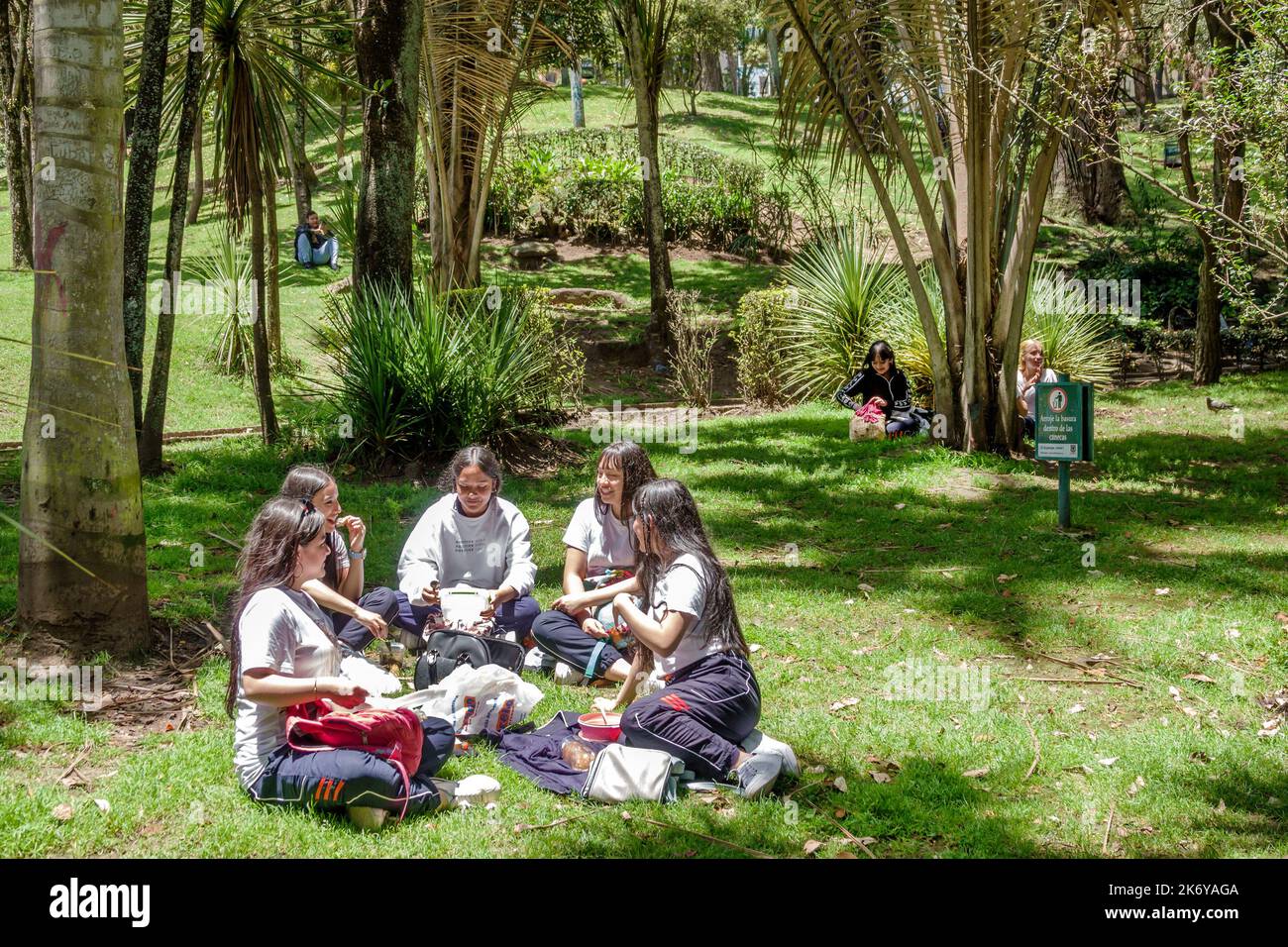 Bogota Colombie,Santa Fe Parque de la Independencia Independencia Independence Park,étudiant élèves élèves éducation classe voyage sur le terrain, parc de la ville ouvert s Banque D'Images