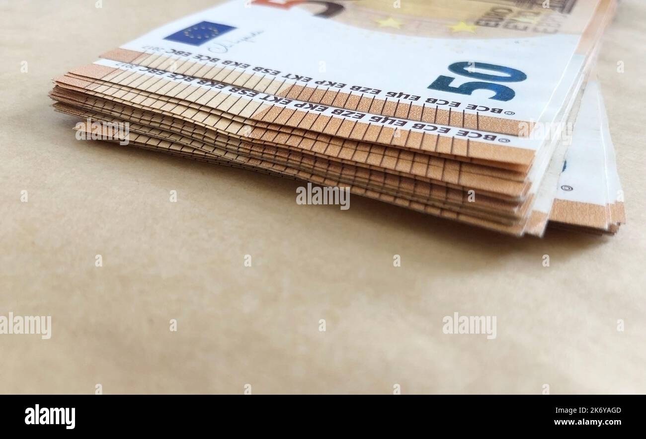 Paquet de 50 billets en euros. Monnaie européenne sur papier recyclé marron Banque D'Images