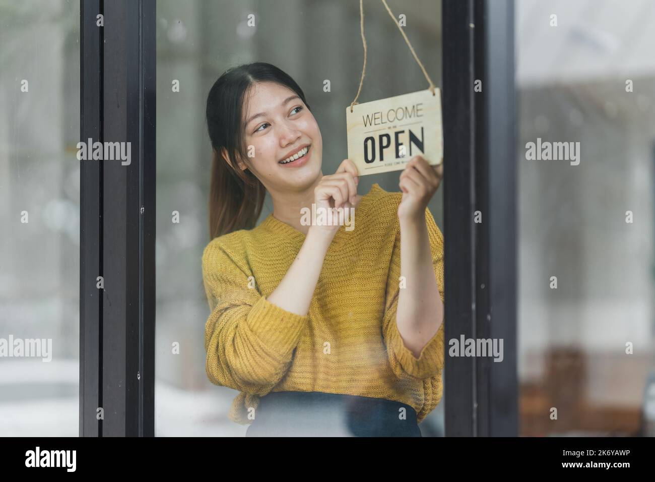 Portrait de la mise en route propriétaire réussi de petite entreprise dans le café. PME entrepreneur vendeur concept d'affaires Banque D'Images