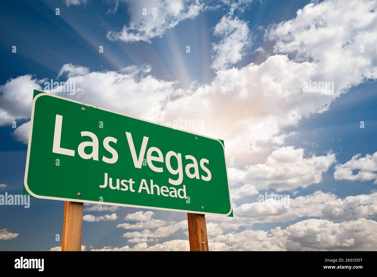 Panneau de la route verte de Las Vegas au-dessus du ciel bleu spectaculaire et des nuages. Banque D'Images