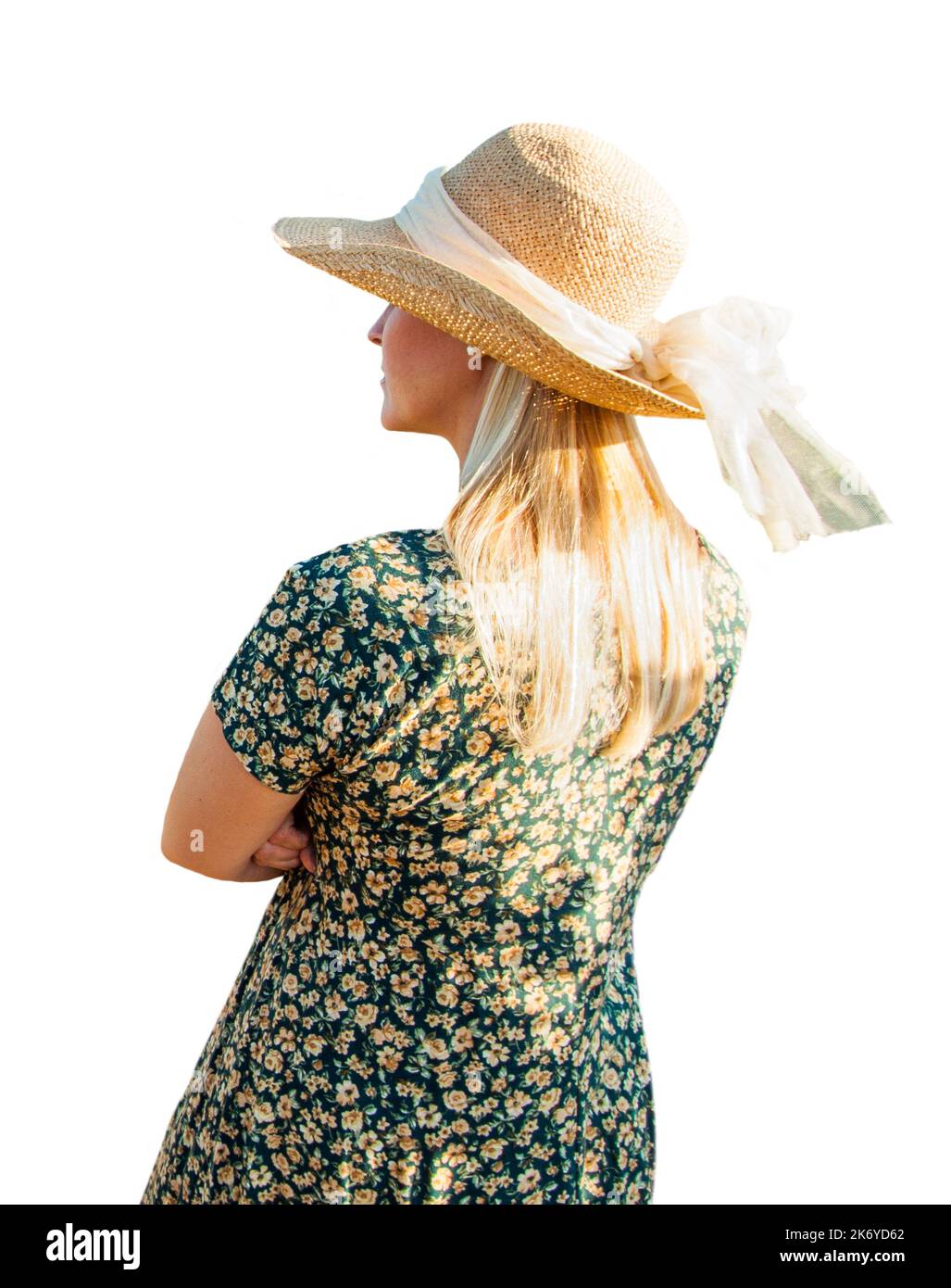 Jolie caucasienne Outdoors Girl portant Sundress et chapeau face à l'extérieur de l'appareil photo sur fond blanc. Banque D'Images
