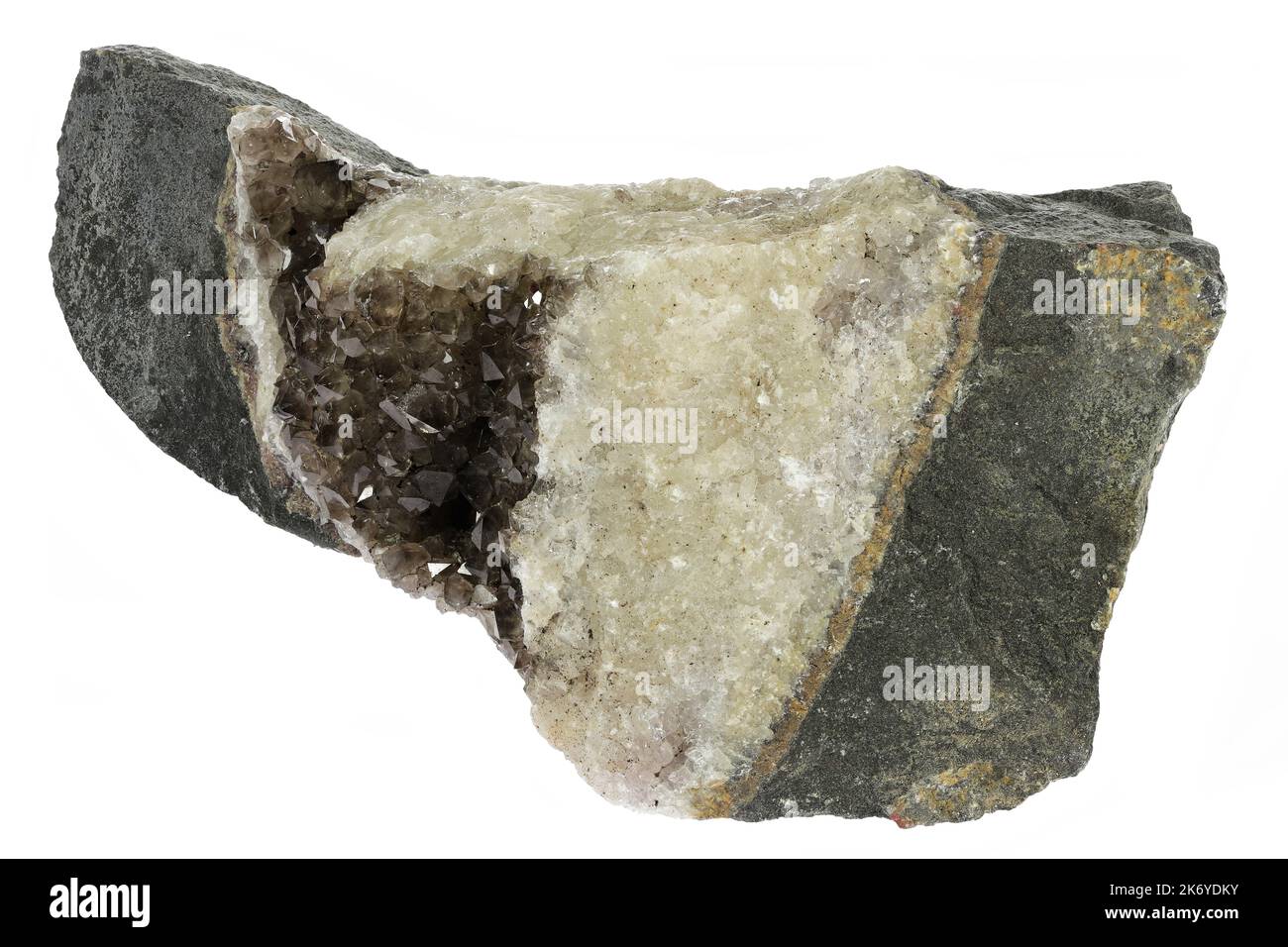 Quartz fumé de Fischbach, Allemagne isolé sur fond blanc Banque D'Images