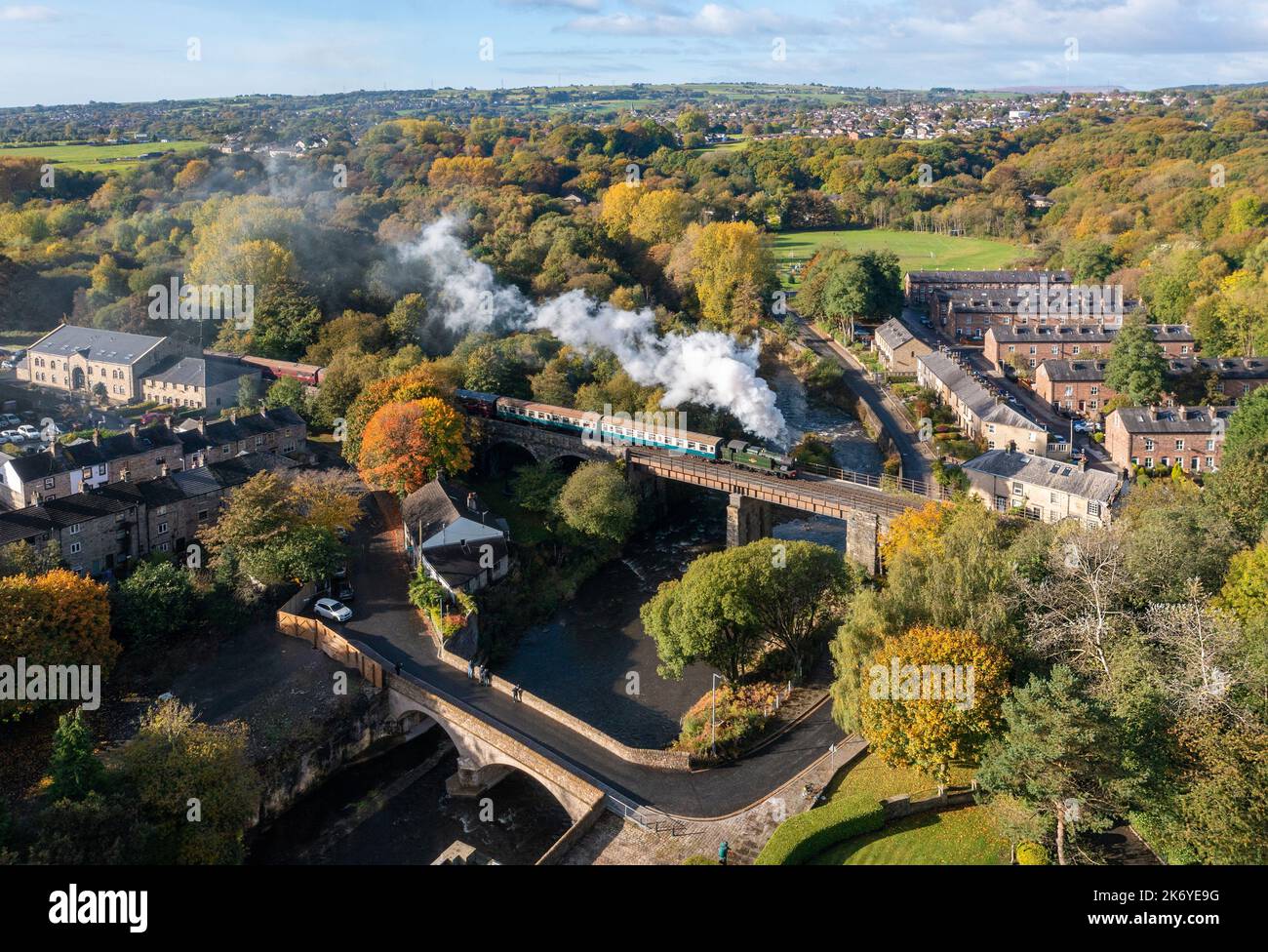 East Lancashire Railway Steam Gala, Bury, Royaume-Uni. 16th octobre 2022. LNWR Coal Tank 1054 08:45 Bury to Rawtenstall traversant Brooksbottom Viaduct à Summerseat en plein boom d'automne. Crédit : Tom McAtee/Alay Live News Banque D'Images