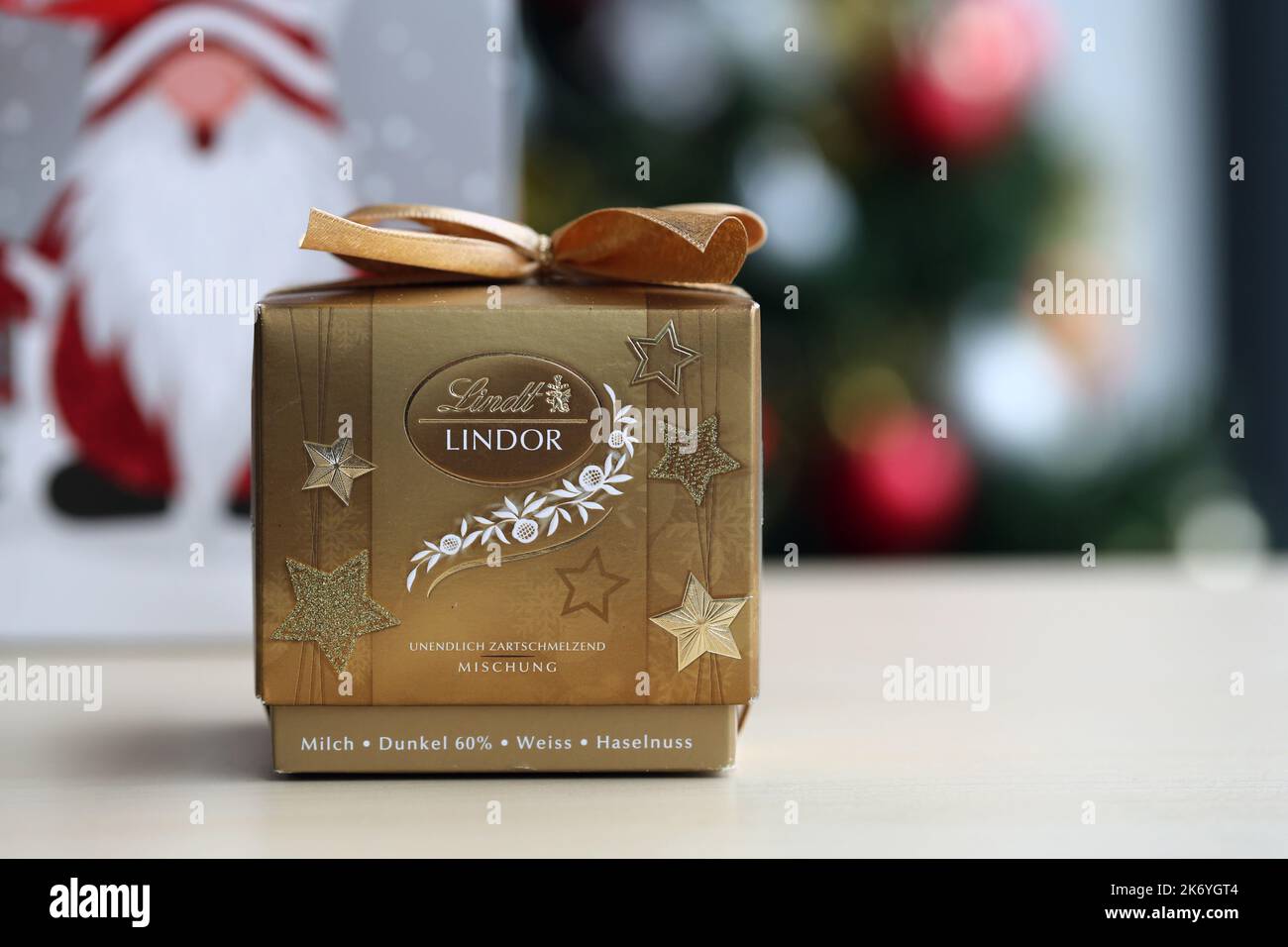 Espoo, Finlande, décembre 2020: Boîte cadeau décorative dorée remplie de balles Lindt Lindor - chocolat de luxe suisse parfait pour Noël et profiter. Banque D'Images