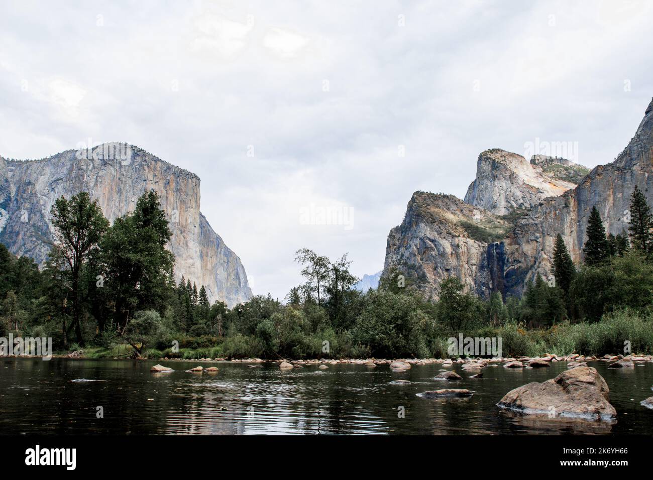 Vallée de Yosemite. Paysages époustouflants de montagnes et de forêts dans le parc national de Yosemite en une journée nuageux, en Californie Banque D'Images