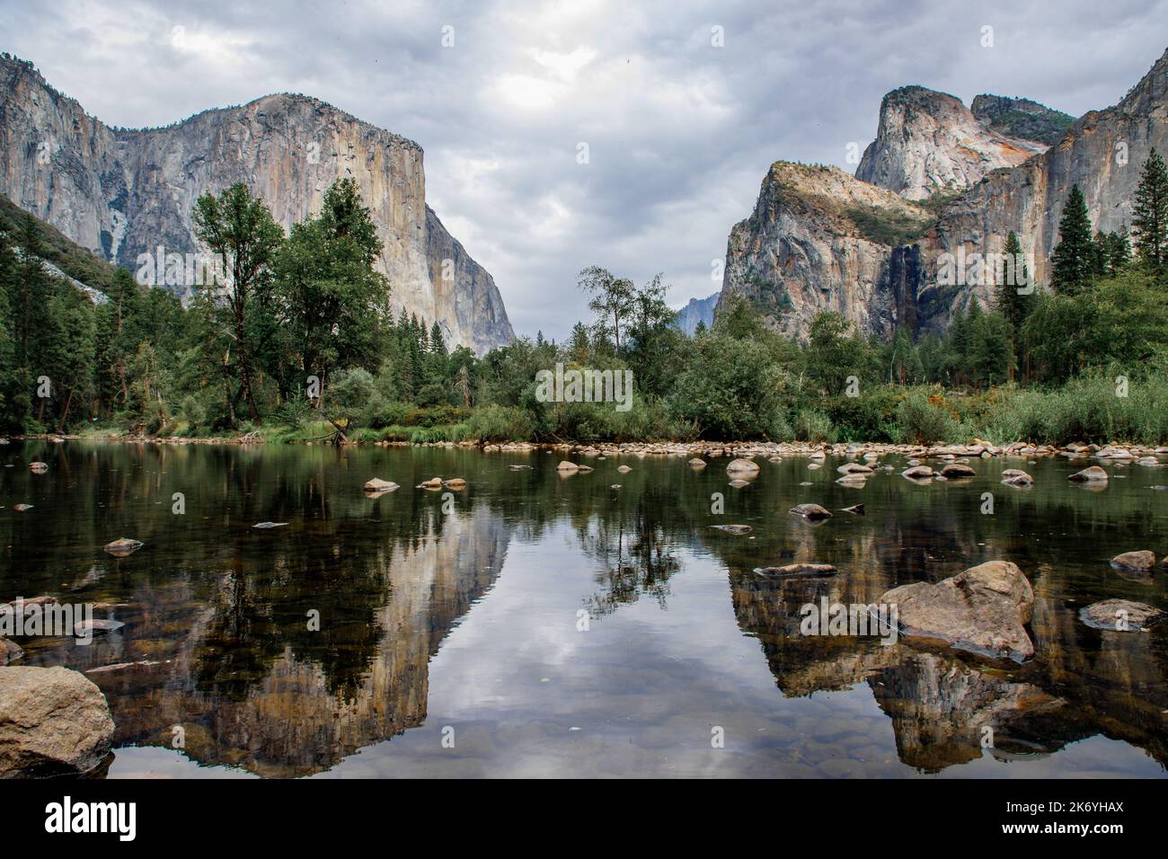 Vallée de Yosemite. Paysages époustouflants de montagnes et de forêts dans le parc national de Yosemite en une journée nuageux, en Californie Banque D'Images