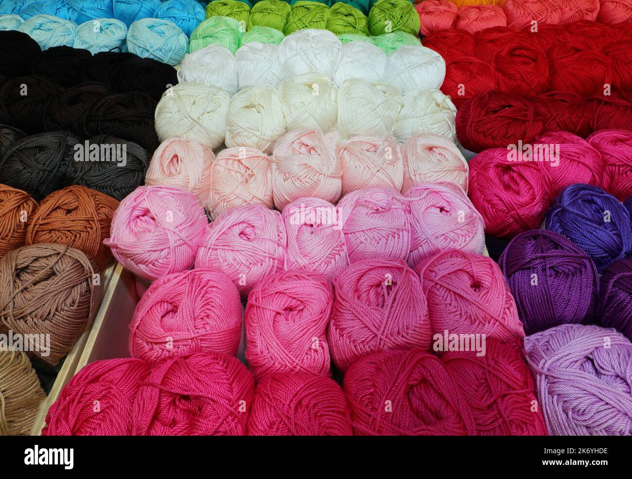 Balles de laine ou de coton en vente dans la boutique Banque D'Images