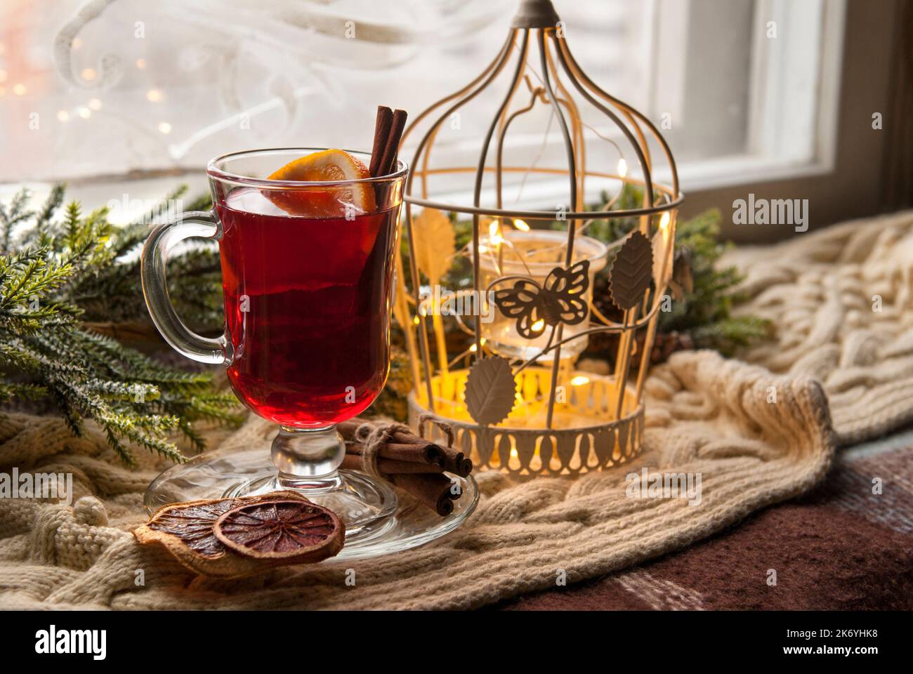 Vin chaud aux agrumes et aux épices. L'hiver se mêle à l'orange et à la cannelle sur un fond de décor du nouvel an Banque D'Images