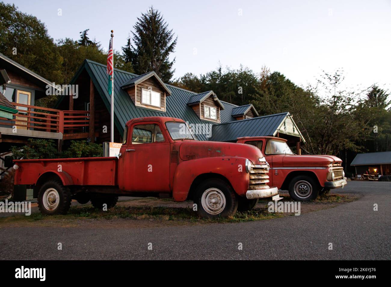 Le camion rouillé rouge de Bella de Twilight. Le légendaire camion de Bella devant le centre d'accueil de Forks à Washington Banque D'Images