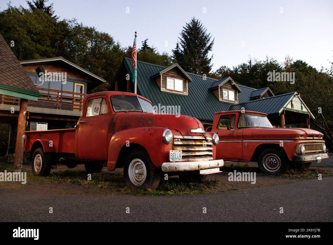 Le camion rouillé rouge de Bella de Twilight. Le légendaire camion de Bella devant le centre d'accueil de Forks à Washington Banque D'Images