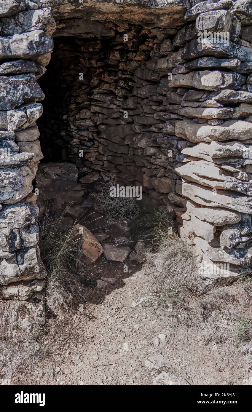 Une très vieille cabane traditionnelle en pierre circulaire, montagnes des Pyrénées, Espagne Banque D'Images