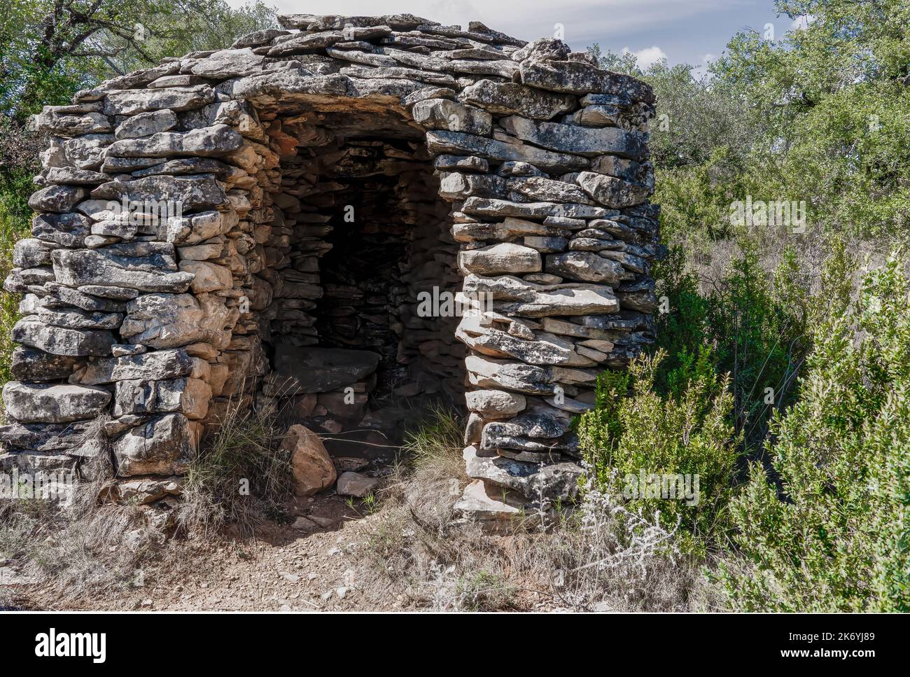 Une très vieille cabane traditionnelle en pierre circulaire, montagnes des Pyrénées, Espagne Banque D'Images