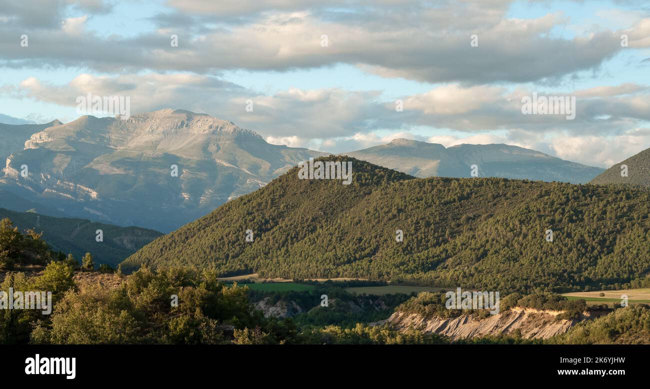 Vue magnifique sur les montagnes des Pyrénées espagnoles surmontées de nuages Banque D'Images
