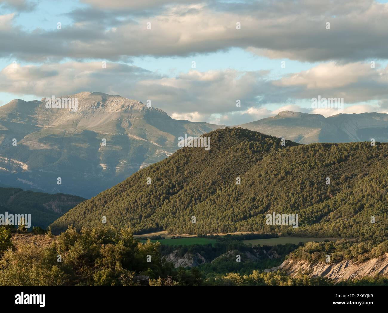 Vue magnifique sur les montagnes des Pyrénées espagnoles surmontées de nuages Banque D'Images