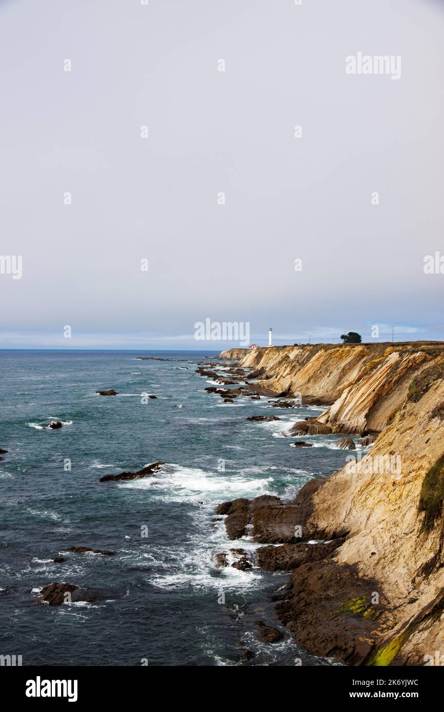 Vue sur le phare de point Arena sur un bord de mer rocheux en Californie par la route historique 101 Banque D'Images