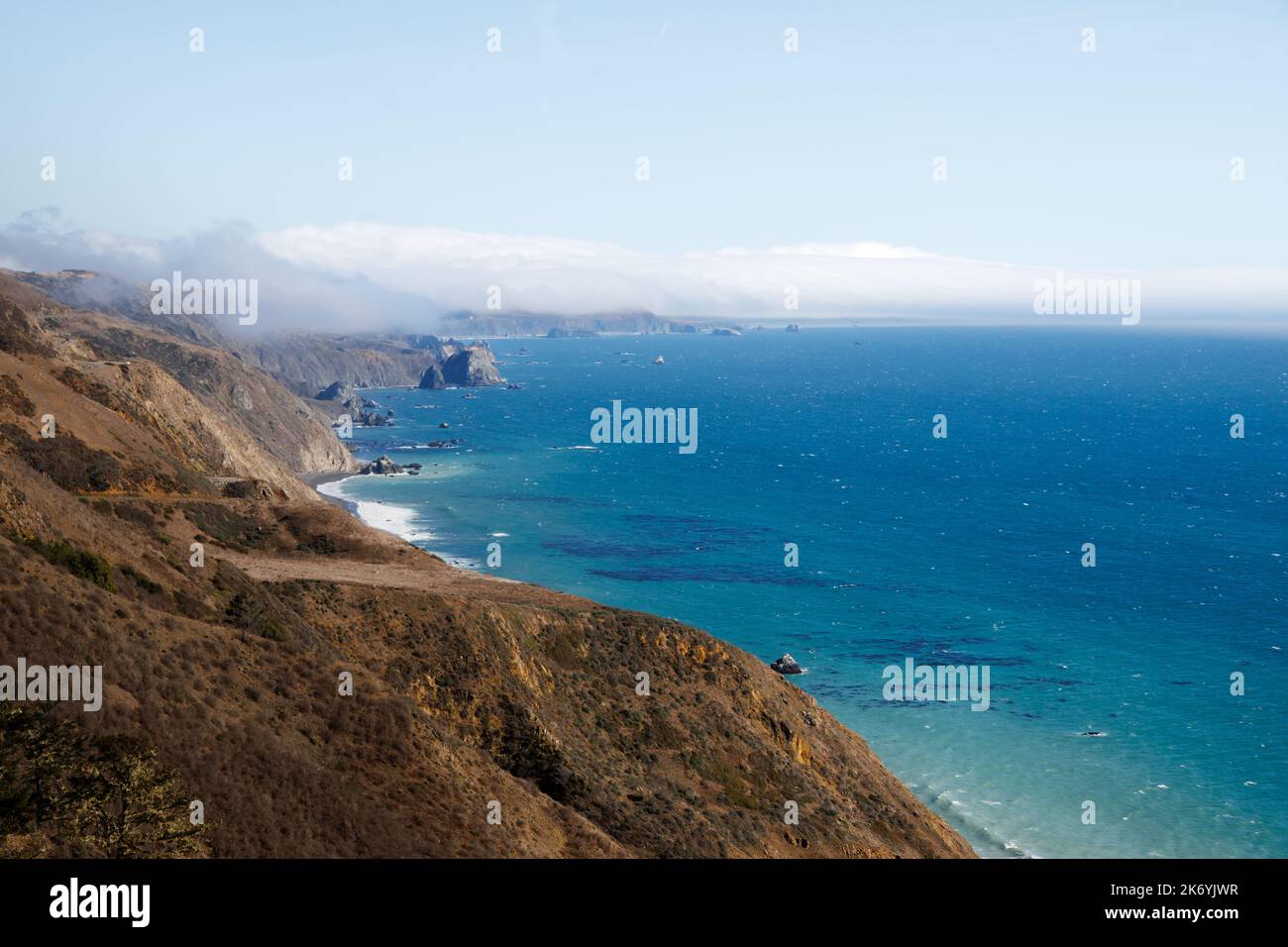 Vue imprenable sur la côte en Californie. Littoral avec ciel clair et eau bleu ciel sur la côte ouest. Route historique Californie 1 Banque D'Images
