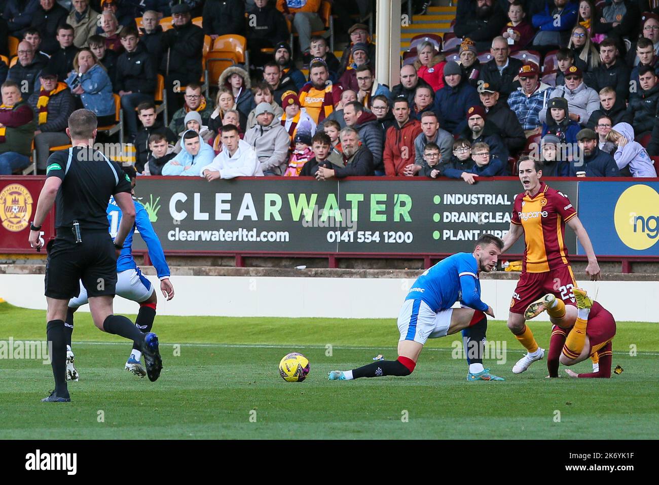 Motherwell, Royaume-Uni. 16th octobre 2022. Motherwell a joué des Rangers au Cinch Premiership au Fir Hill Stadium, Motherwell, en Écosse, au Royaume-Uni. Les Rangers ont gagné 2 -1 avec des buts de Tillman (53 minutes) et Lundstram (69 minutes). McKinstry a marqué pour Motherwell (77 minutes) d'un coup de pied gratuit. Crédit : Findlay/Alay Live News Banque D'Images