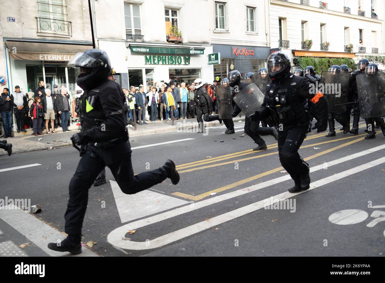 Les forces de police du BRAV-M inculquent lors d'un rassemblement contre la flambée des coûts de la vie et l'inaction climatique, appelé par la coalition de gauche française NUPES (Nouvelle Union sociale et écologique des peuples) à Paris sur 16 octobre 2022 photo par Raphaël Lafargue/ABACAPRESS.COM Banque D'Images