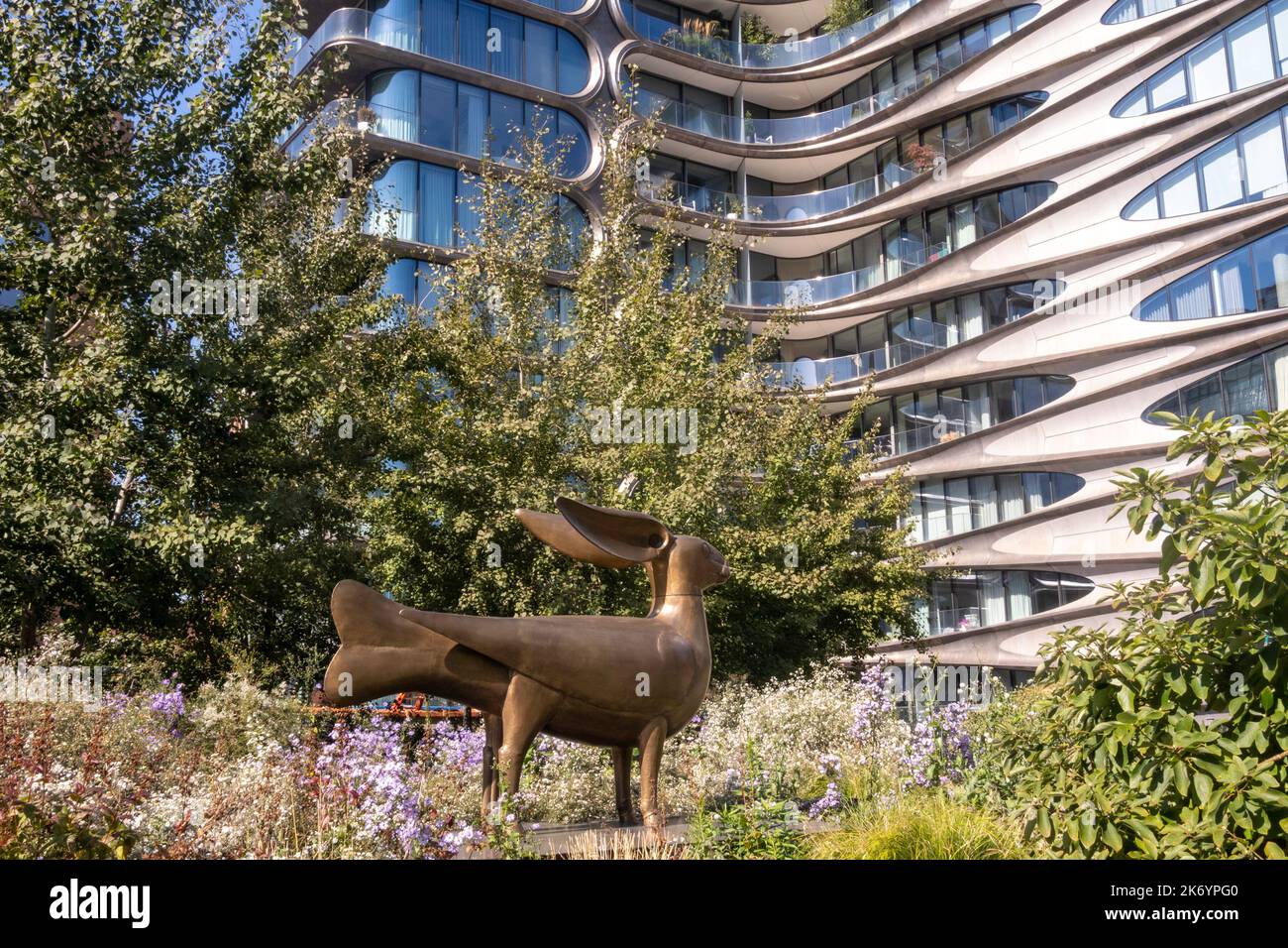 High Line Park à West Chelsea est entouré de condominiums de luxe et de pièces d'art, New York City, 2022, USA Banque D'Images