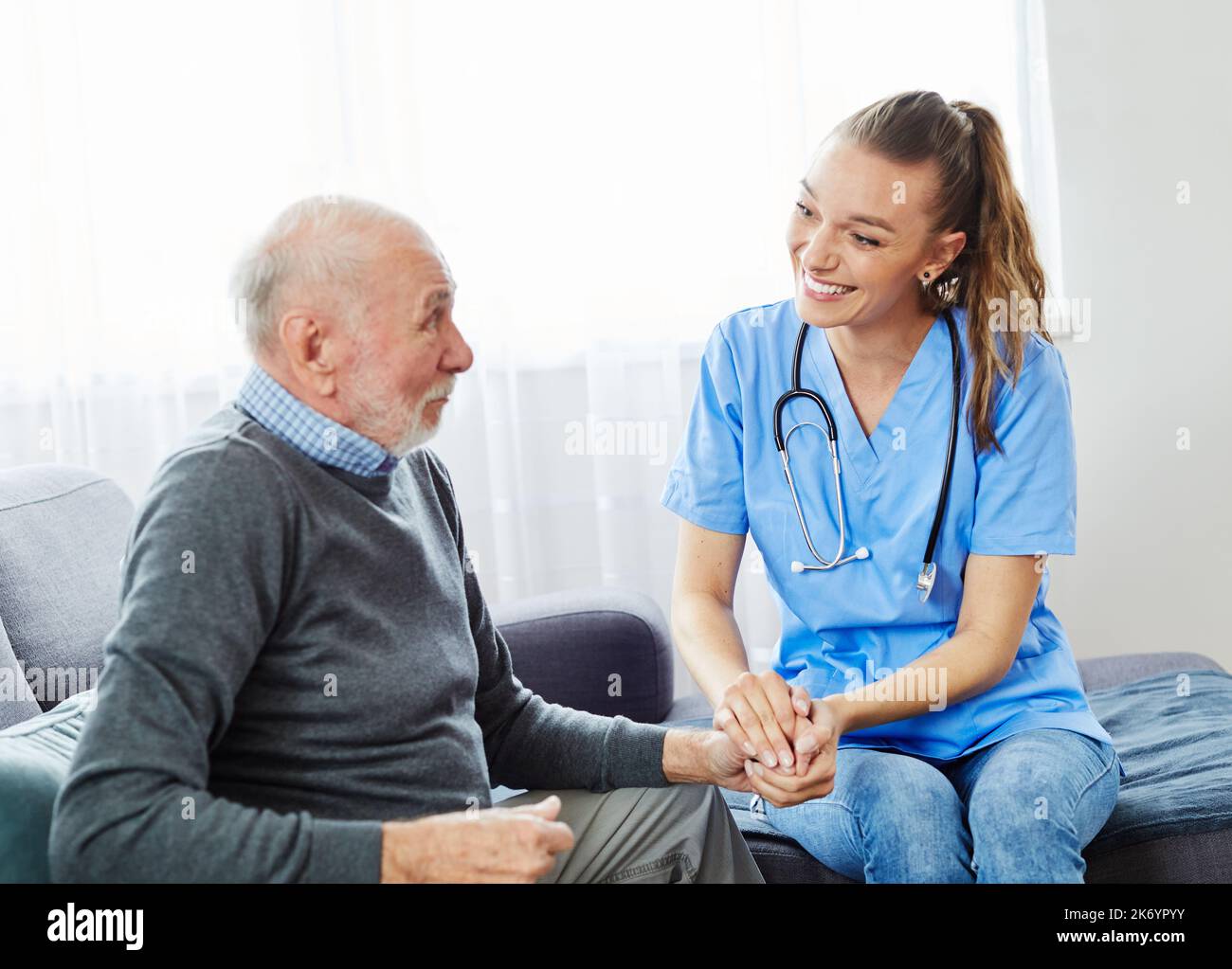 infirmière médecin aide-soignant aide-soignant aide-retraite maison soins infirmiers homme âgé femme soutien-santé Banque D'Images