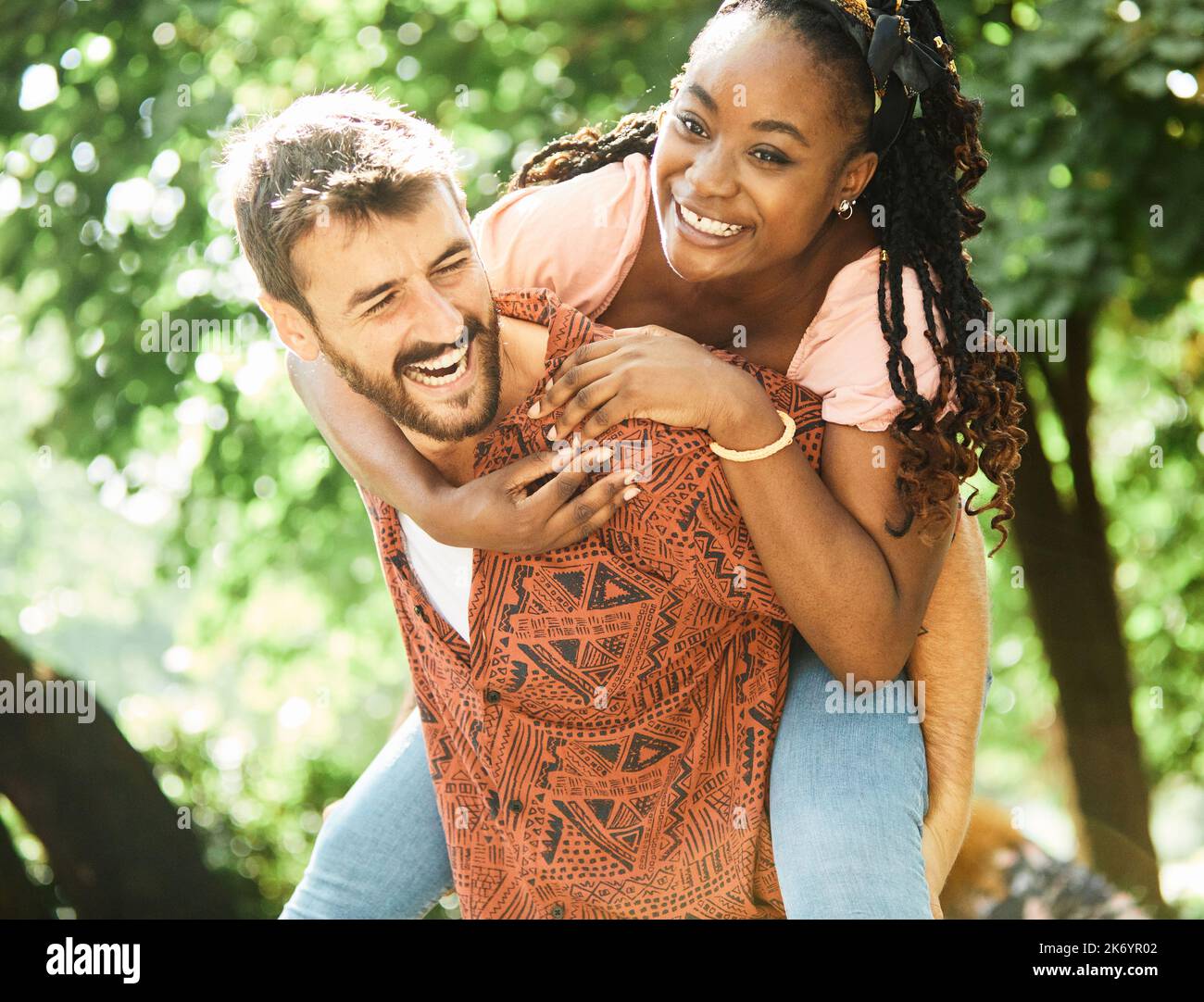 jeunes couple ayant plaisir heureux groupe amitié étudiant style de vie de piggyback jeunes amour Banque D'Images