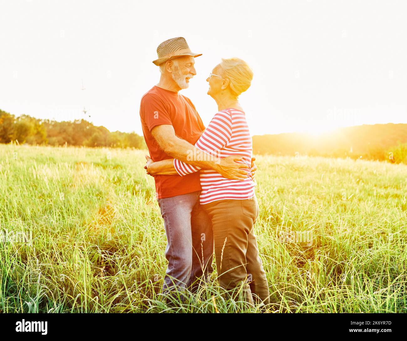 femme homme extérieur senior couple heureux style de vie retraite ensemble sourire amour vieille nature mature Banque D'Images