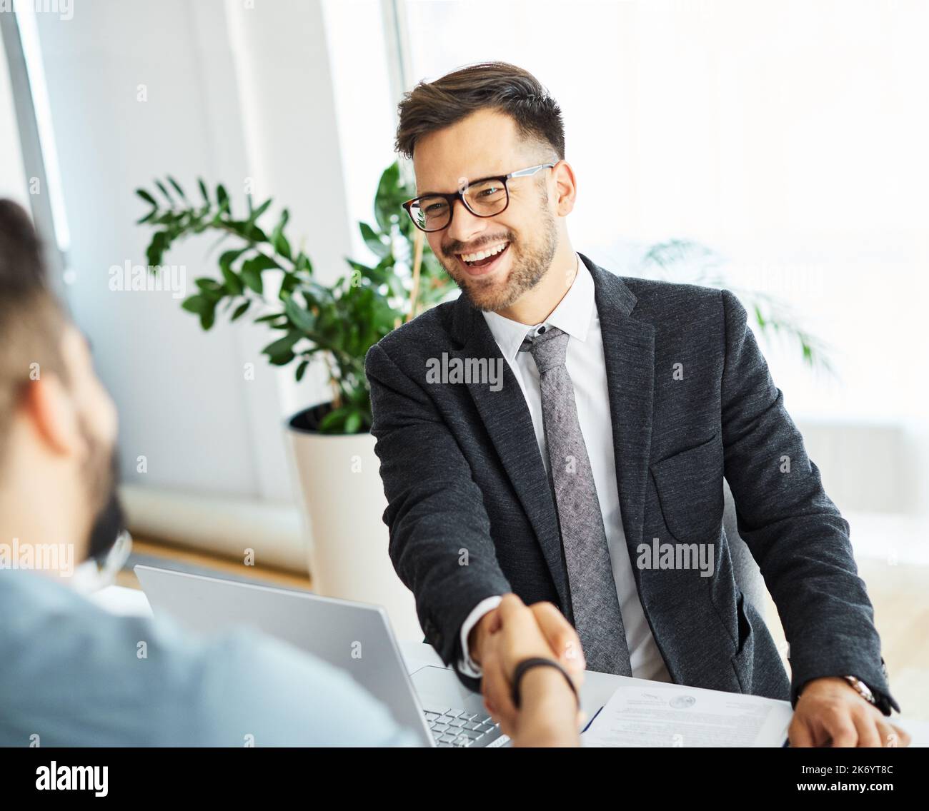 homme d'affaires transaction contrat poignée de main transaction agent commercial contrat signature document poignée de main Banque D'Images