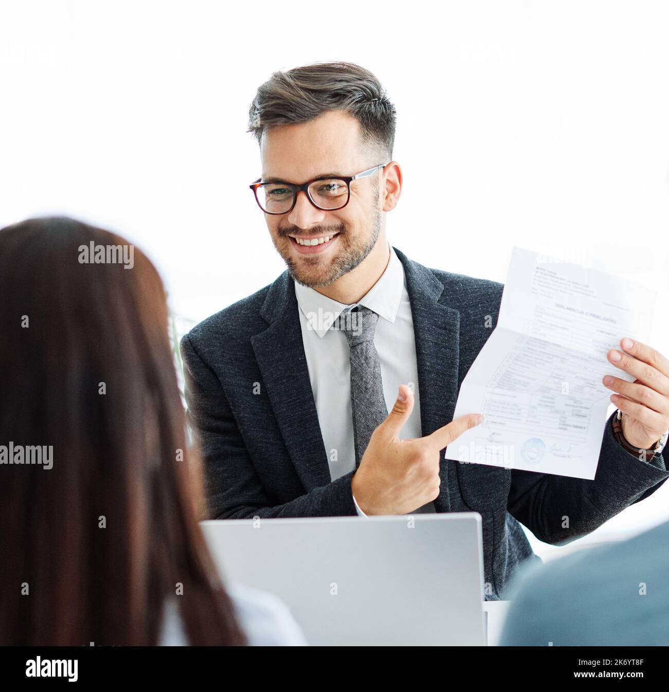 jeune couple agent avocat réunion bureau maison accord contrat contrat contrat immobilier investissement Banque D'Images
