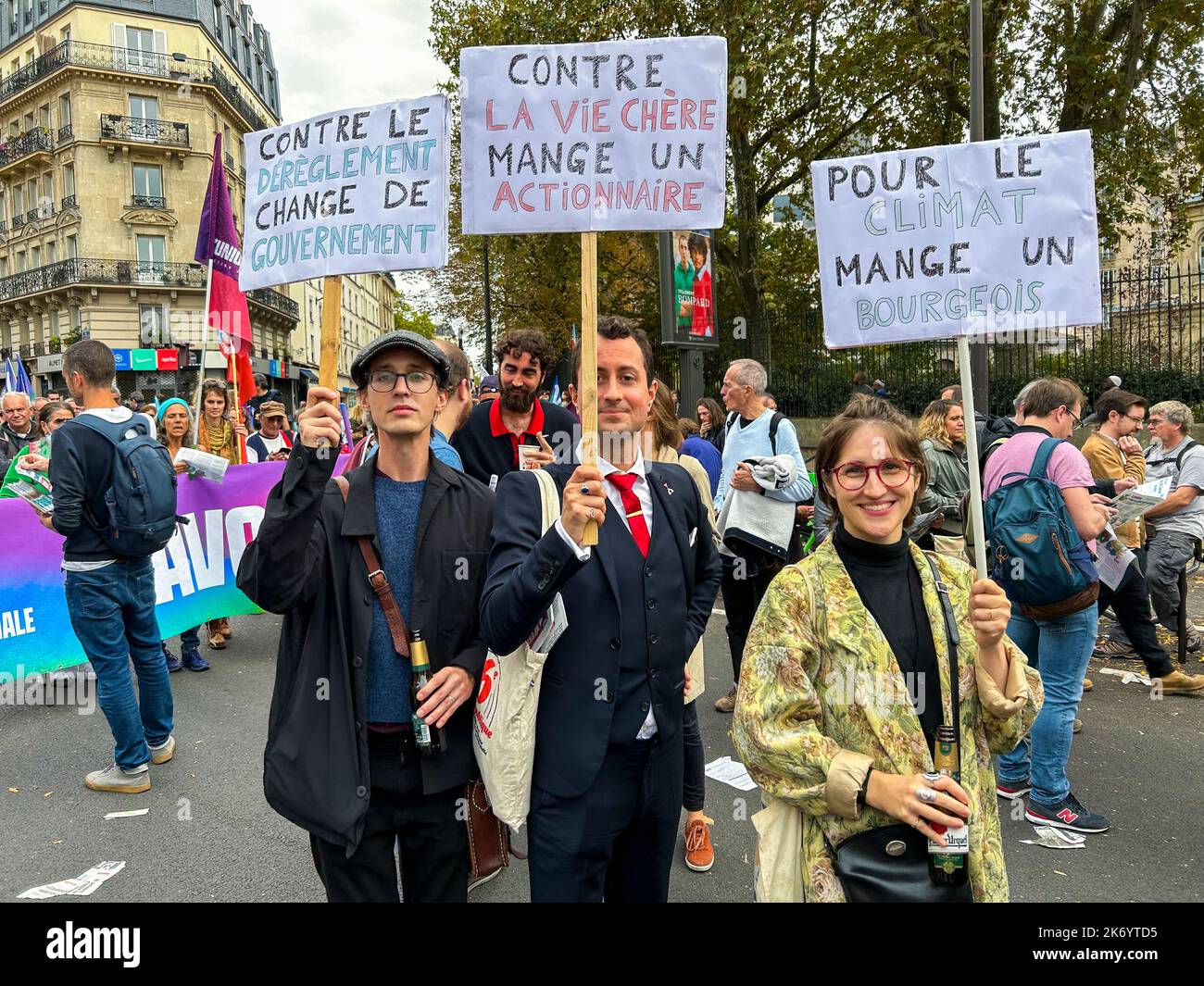 Paris, France, foule nombreuse, Parti politique de gauche français, NUPES, LFI, manifestation contre le coût de la vie et l'inaction sur le changement climatique, les gens tenant des panneaux de protestation amusants, soutien aux questions sociales, debout et être comptés Banque D'Images