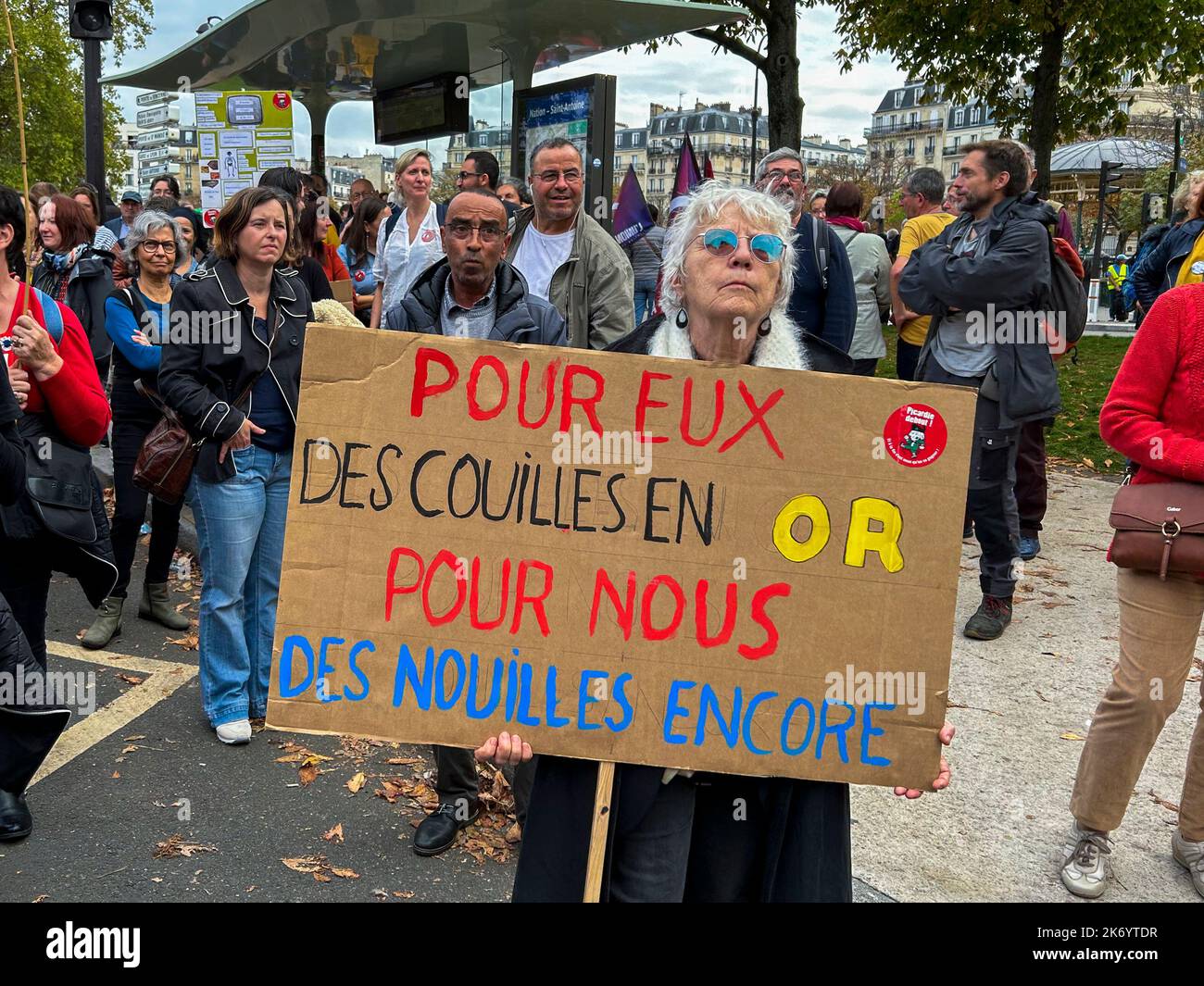 Paris, France, foule nombreuse, Parti politique de gauche français, NUPES, LFI, manifestation contre le coût de la vie et l'inaction sur le changement climatique, protestataire tenant le signe, soutien aux questions sociales, debout et être compté Banque D'Images