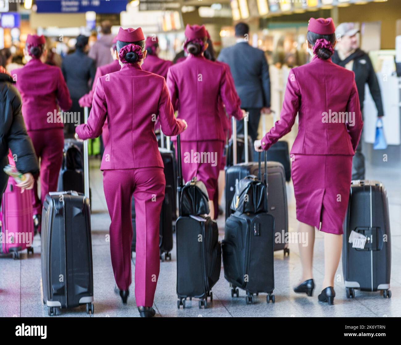 Qatar airways women Banque de photographies et d'images à haute résolution  - Alamy