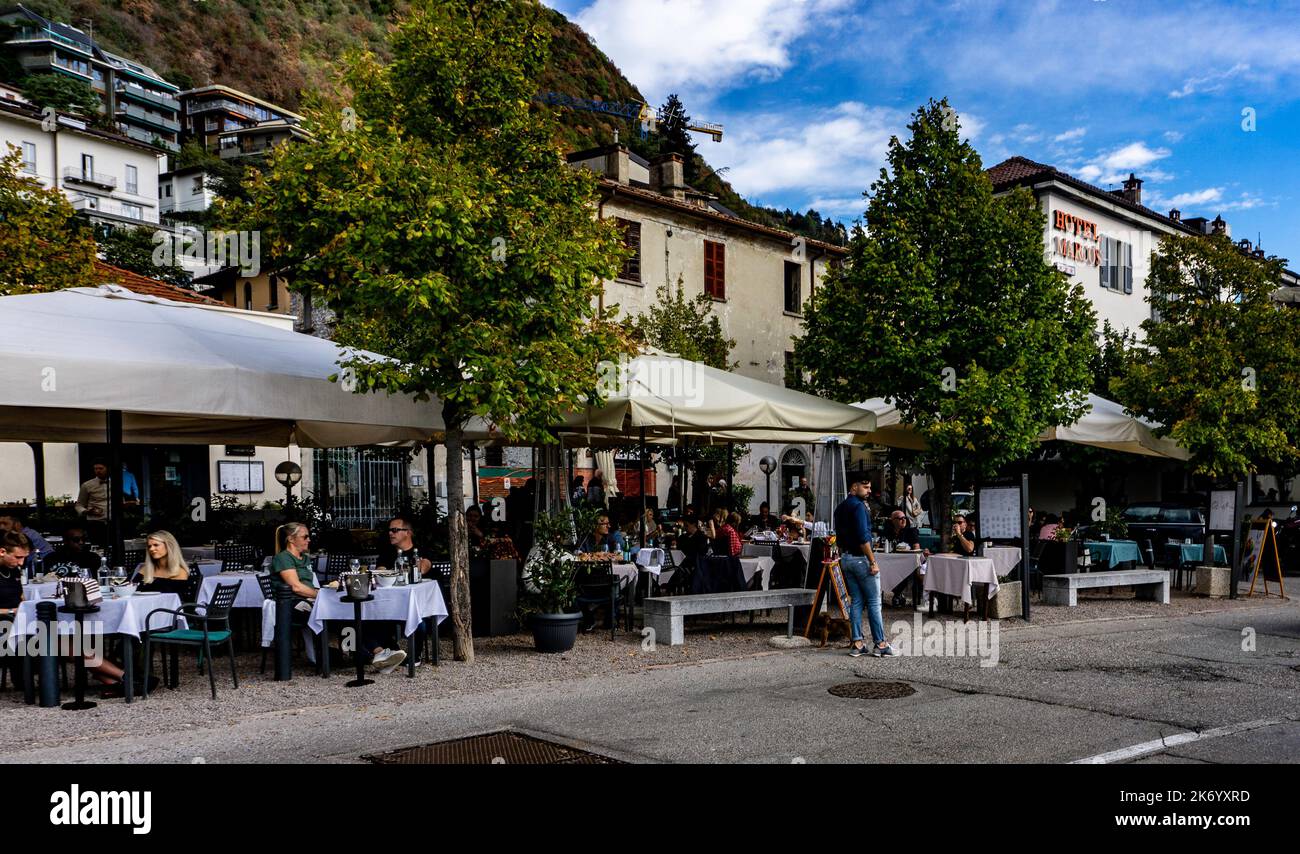 Repas à l'extérieur le long du port de Como, sur le lac de Côme, en Italie. Banque D'Images